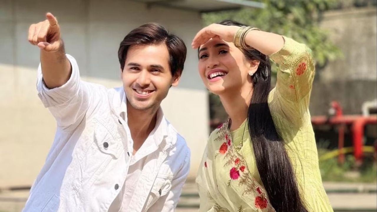 રણદીપ રાય: 'બાલિકા વધુ 2' માં કામ કરતી વખતે, શિવાંગી જોશી રણદીપ રાય સાથે જોડાયેલ હતી. મીડિયા અહેવાલો સૂચવે છે કે તેમનો સંબંધ મિત્રતાથી વધુ છે, પરંતુ શિવાંગીએ સ્પષ્ટતા કરી કે આવું બિલકુલ નથી અને અફવાઓને ફગાવી દીધી હતી.