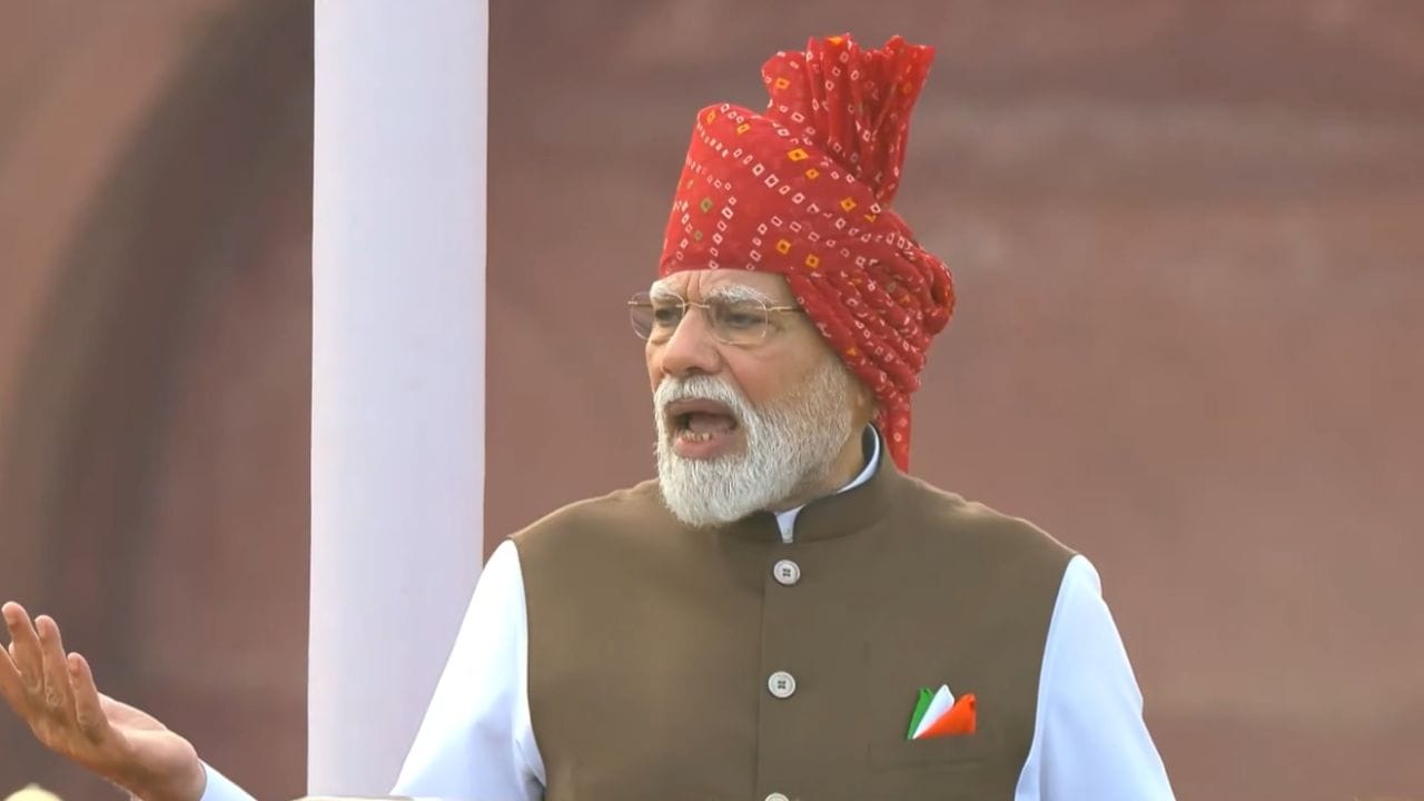 PM મોદીએ કહ્યું કે હવે નાના સપનાઓથી કામ નહીં ચાલે. આપણે મોટા સપના જોવા પડશે. કારણ કે મોટા સપના આપણી વિચારસરણીને પણ વિસ્તૃત કરે છે. આપણા સંકલ્પો મજબૂત હોવા જોઈએ. જ્યારે સંકલ્પ દૃઢ હોય છે ત્યારે મુશ્કેલીઓ અને આપત્તિઓ વચ્ચે પણ રસ્તો કાઢવાની ક્ષમતા આપમેળે વિકસે છે. (Image Source | ANI)