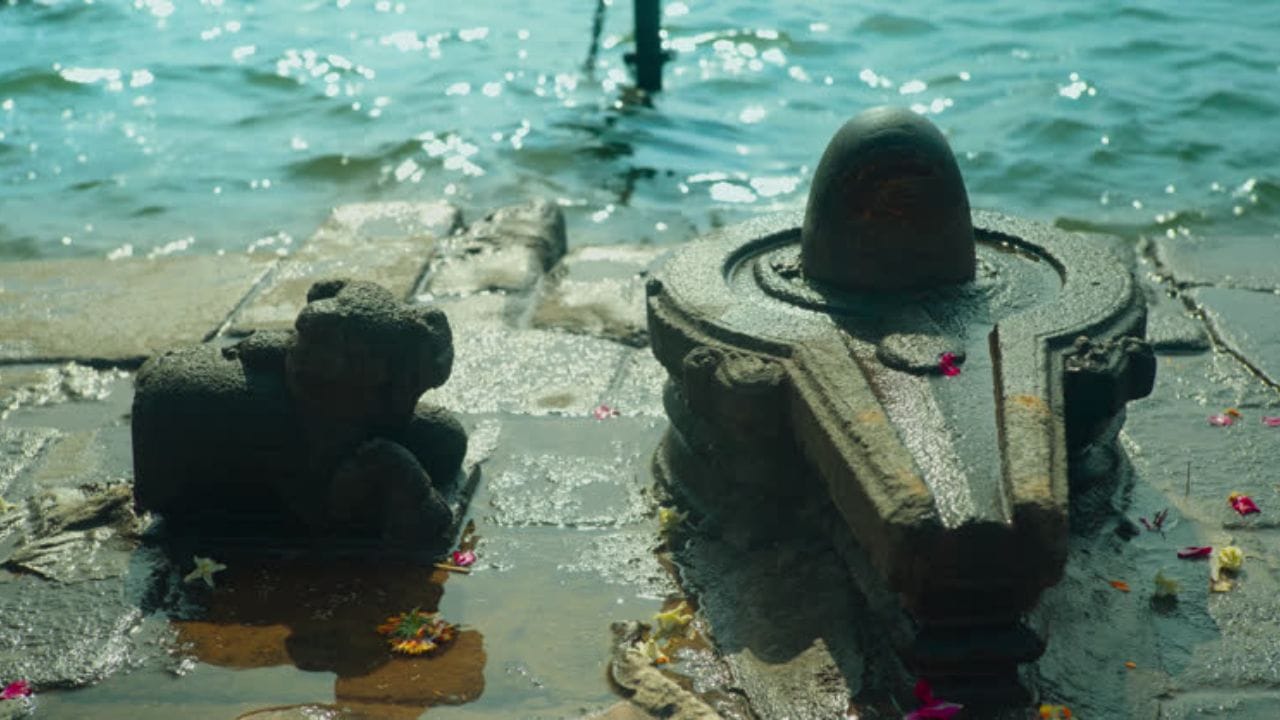 ત્રીજી તાળી: ત્રીજી તાળી ભગવાન શિવજીના ચરણોમાં પોતાને સંપૂર્ણપણે સમર્પિત કરવાનું પ્રતીક માનવામાં આવે છે. માન્યતા અનુસાર, વ્યક્તિને ભગવાન શિવજીની કૃપા અને રક્ષણ મળે છે. (Image Source | iStock)