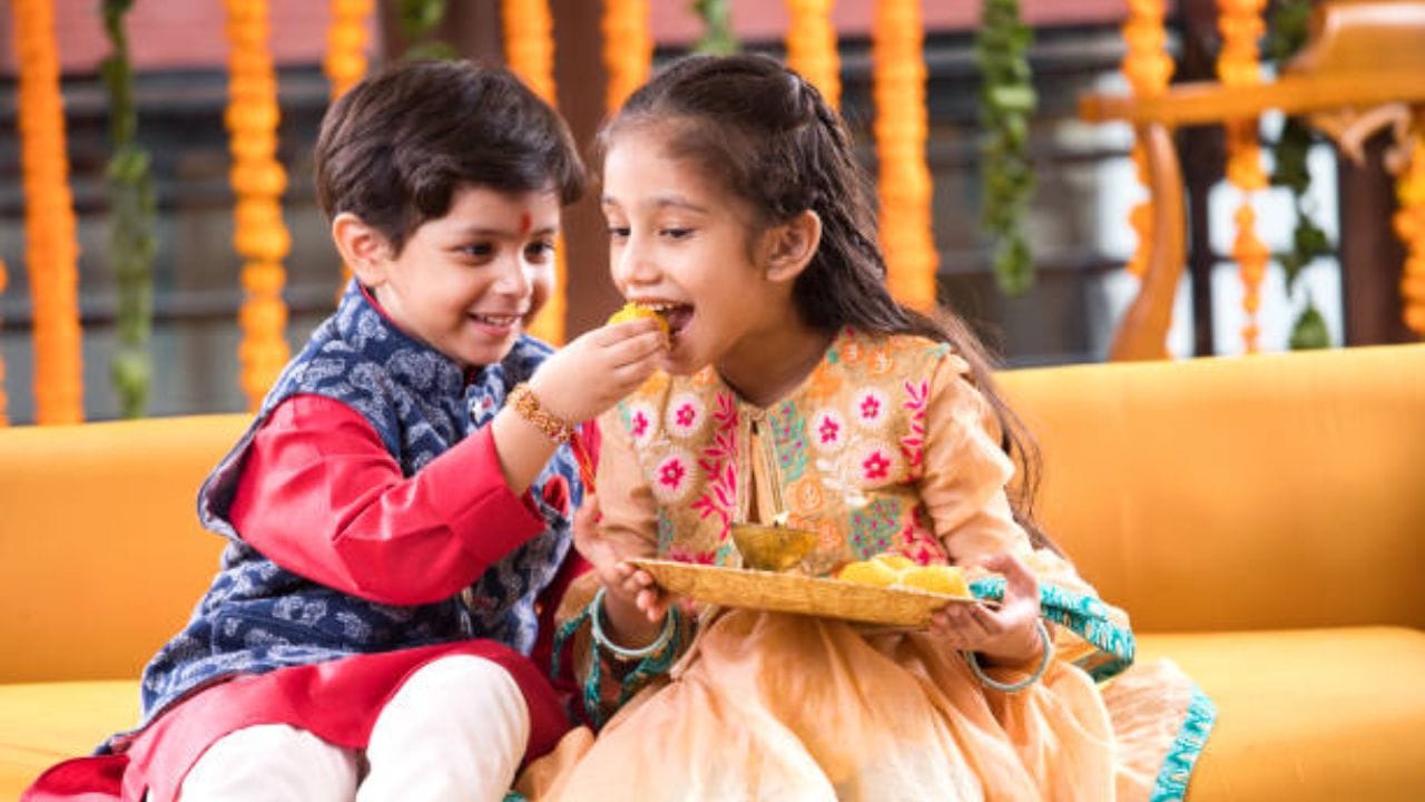 ભાઈઓ પણ તેમની બહેનોને દરેક જોખમથી બચાવવાનું વચન આપે છે. રક્ષાસૂત્ર બાંધવાની આ પરંપરા પરિવારમાં પરસ્પર પ્રેમને મજબૂત બનાવે છે. સનાતન ધર્મમાં, રક્ષાસૂત્રનું મહત્વ ફક્ત ધાર્મિક વિધિ સુધી મર્યાદિત નથી. તે દરેક વ્યક્તિને તેમની ફરજની યાદ અપાવે છે. (Image Source | iStock)