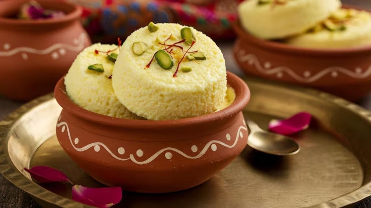 પવિત્રતા અને સાત્વિકતા: 56 ભોગનો પ્રસાદ સંપૂર્ણપણે શુદ્ધ અને સાત્વિક હોવો જોઈએ. સાથે જ માન્યતા મુજબ, તે પ્રસાદ શુદ્ધ ઘીમાં તૈયાર કરેલો હોવો જોઈએ. ડુંગળી અને લસણનો ઉપયોગ પ્રતિબંધિત છે. (Image Source | Magnific)