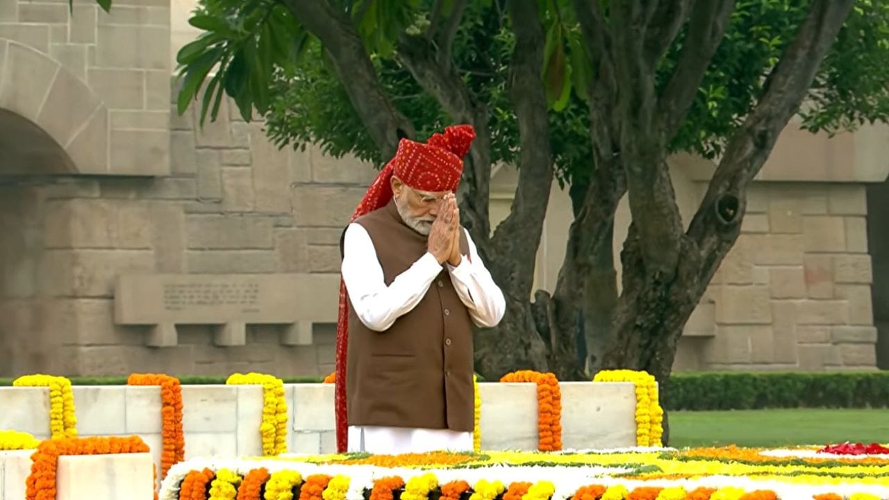 15 ઓગસ્ટ 1947ના રોજ લગભગ 200 વર્ષ લાંબા બ્રિટિશ શાસનનો અંત આવ્યો હતો અને ભારત એક સ્વતંત્ર રાષ્ટ્ર બન્યું હતું. સત્તા હસ્તાંતરણ માટે 15 ઓગસ્ટની તારીખ પહેલેથી નક્કી કરવામાં આવી નહોતી. પરંતુ બાદમાં આ તારીખ નક્કી કરવામાં આવી હતી. (Image Source | X)