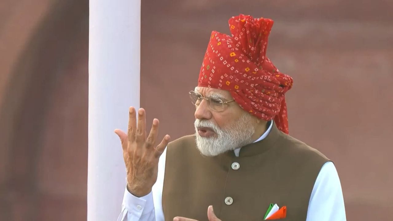 80માં સ્વતંત્રતા દિવસે PM મોદીએ કહ્યું કે છેલ્લા 12 વર્ષમાં દેશનું ડિફેન્સ ઉત્પાદન ચાર ગણું વધ્યું છે. ખાદી અને ગ્રામોદ્યોગનું ઉત્પાદન પાંચ ગણું વધ્યું છે અને ઈલેક્ટ્રોનિક મેન્યુફેક્ચરિંગ સાત ગણું વધ્યું છે. (Image Source | ANI)