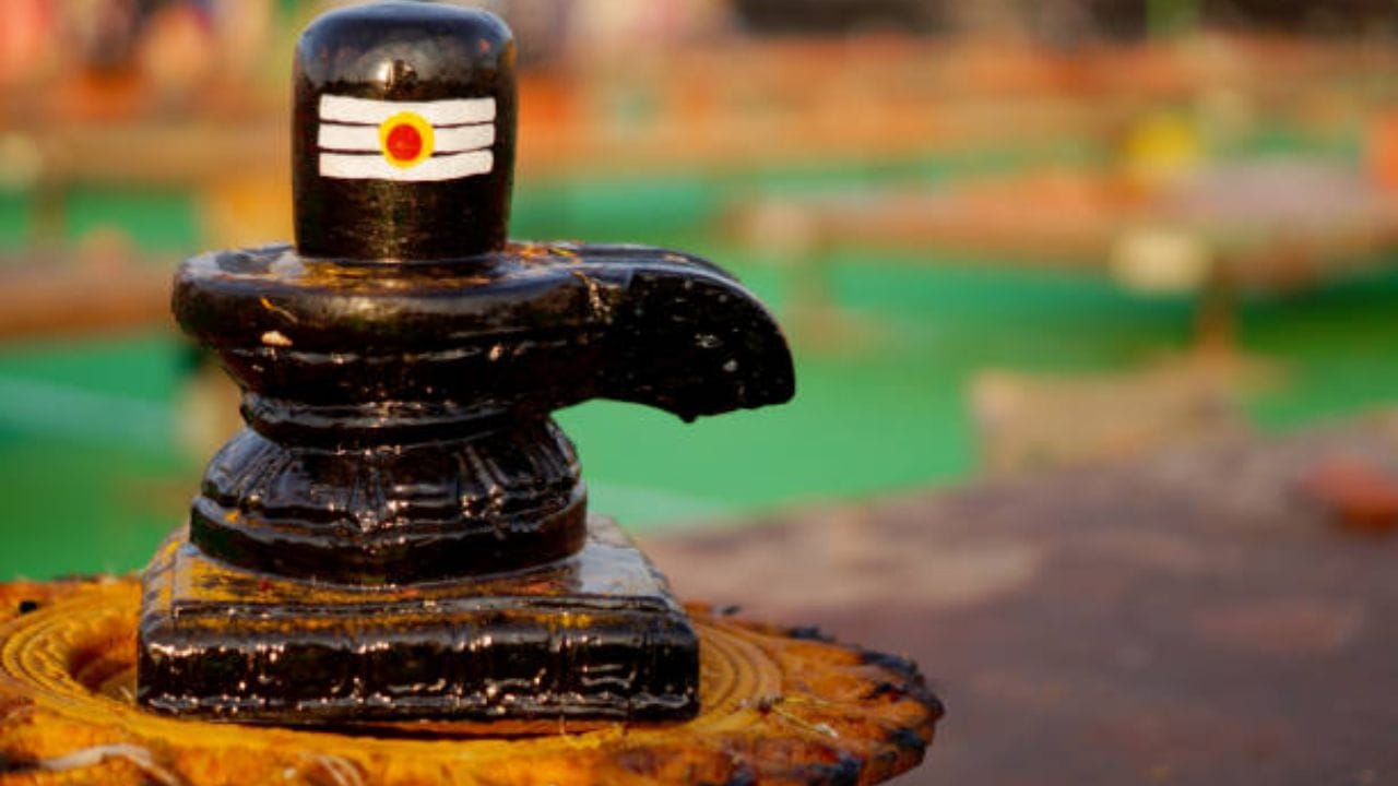 નોંધ: શિવલિંગ સામે ત્રણ વાર તાળી વગાડવી એ સાર્વત્રિક રીતે સ્વીકૃત ધાર્મિક પ્રથા નથી. તેથી, વ્યક્તિએ ફક્ત સ્થાનિક પરંપરાઓ અને મંદિરમાં પૂજારીઓની સૂચનાઓનું સન્માન કરીને પૂજા કરવી જોઈએ. TV9 ગુજરાતી કોઈપણ પ્રકારની માહિતીને સમર્થન આપતું નથી. (Image Source | iStock)