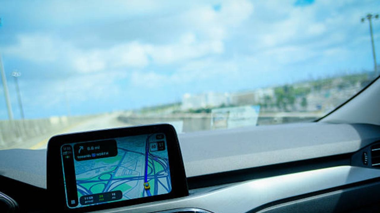 Google એ Ask Maps માં Personal Intelligence ફીચર પણ ઉમેર્યું છે. આ માટે યુઝર પોતાના Gmail એકાઉન્ટને Maps સાથે કનેક્ટ કરી શકે છે. ત્યારબાદ Maps હોટેલ બુકિંગ, ફ્લાઇટની માહિતી અને રેસ્ટોરન્ટ રિઝર્વેશન જેવી વિગતોના આધારે વધુ સારી સૂચના આપી શકે છે. (Image Source | iStock)