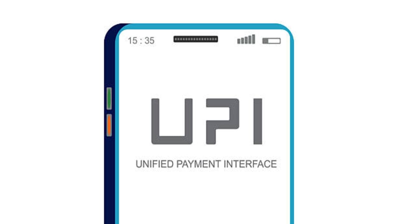 છેતરપિંડી માટે બનાવેલી નકલી UPI એપ્સ વાસ્તવિક જેવી જ દેખાઈ શકે છે. છેતરપિંડી કરનારાઓ Google Pay, PhonePe અને Paytm જેવી નકલી એપ્સનો ઉપયોગ કરી શકે છે. આ એપ્સ ચુકવણી કર્યા પછી સ્ક્રીન પર મેસેજ અને નોટિફિકેશન આપે છે. નાના દુકાનદારો, વેપારીઓ અને મજૂરોને આવા ફેક પેમેન્ટ દ્વારા નિશાન બનાવવામાં આવી શકે છે. (Image Source | iStock)