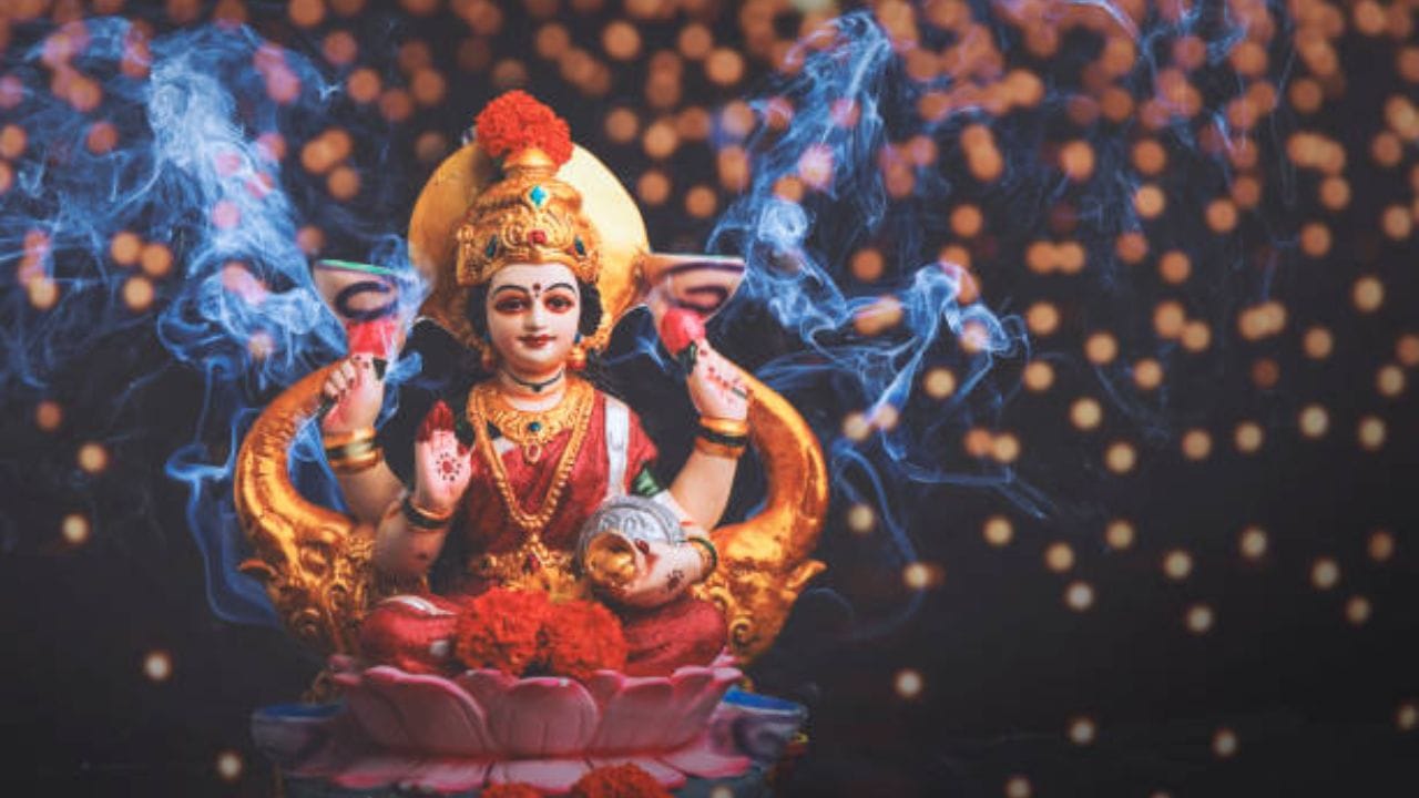 દેવી લક્ષ્મીજીનો ફોટો : દેવી લક્ષ્મીજીને ધનની દેવી કહેવામાં આવે છે. દેવી લક્ષ્મીજીની કૃપાથી ઘરમાંથી ગરીબી દૂર થઈ શકે છે. તેમના આશીર્વાદથી ઘરમાં ધન અને અનાજ ભરાયેલું હોય છે. તેથી ઘરમાં દેવી લક્ષ્મીજીનો ફોટો હોવો જોઈએ. દરરોજ દેવી લક્ષ્મીજીની પૂજા કરવી જોઈએ. માન્યતા મુજબ, દેવી લક્ષ્મીજી તમારી બધી સમસ્યાઓનો નાશ કરી શકે છે. (Image Source | iStock)
