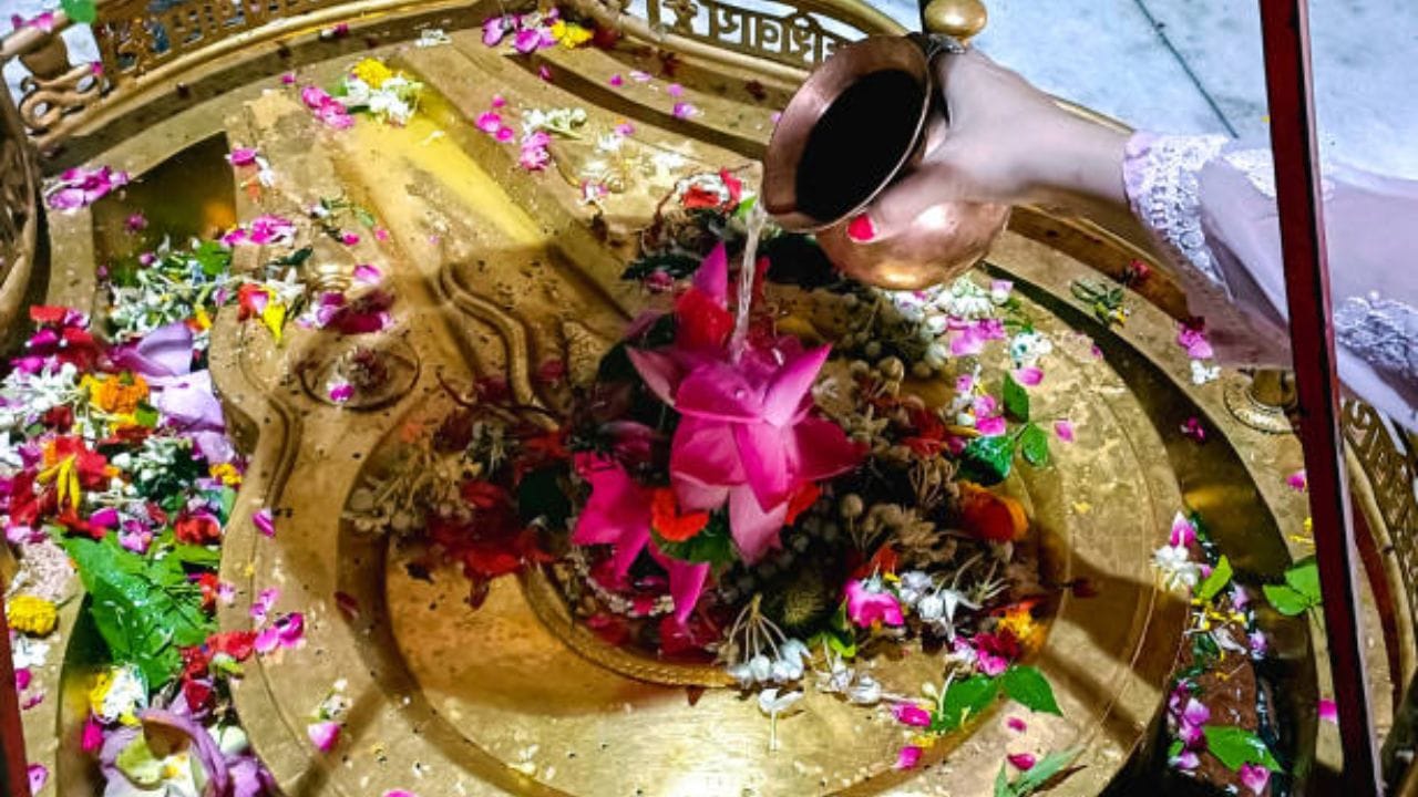 પહેલી તાળી: પહેલી તાળી ભગવાન શિવના ચરણોમાં ભક્તની હાજરીનું પ્રતીક માનવામાં આવે છે. (Image Source | iStock)