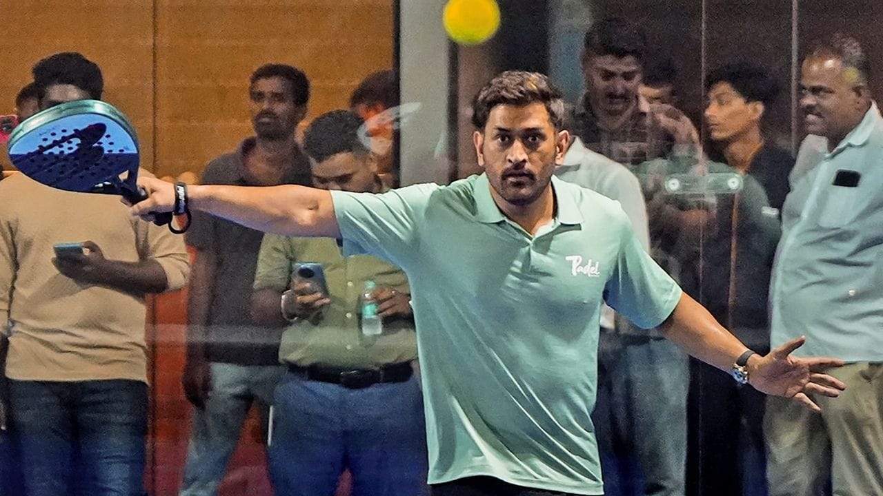 આંતરરાષ્ટ્રીય ક્રિકેટમાંથી નિવૃત્તિ લીધા પછી પણ, ધોનીની IPL માં દેખાય છે. ચેન્નાઈ સુપર કિંગ્સે તેને 2026 સીઝન માટે 4 કરોડ રૂપિયામાં રિટેન કર્યો હતો. આ રકમ, જો 12 મહિનામાં વહેંચવામાં આવે તો, દર મહિને લગભગ 33.3 લાખ રૂપિયા થાય છે. (Image Source | PTI)