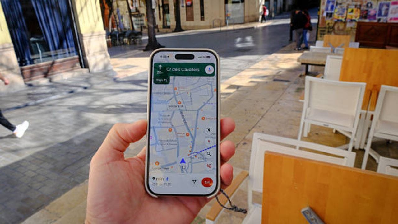 ગૂગલે Ask Maps માં એક વાતચીત મેમરી સુવિધા પણ ઉમેરી છે. જો તમારી હિસ્ટ્રી સેટિંગ ઓન હોય તો આ સુવિધા અગાઉની વાતચીતો યાદ રાખી શકે છે. આનો અર્થ એ છે કે જો તમે અગાઉ કોઈ ટ્રિપ પ્લાન કરી હોય તો તમારે આખી વાતચીત પુનરાવર્તન કરવાની જરૂર રહેશે નહીં. તમે ફક્ત અગાઉ આપવામાં આવેલા સૂચના અથવા ફરીથી મુલાકાત લેવા માટેના સ્થળો માટે પૂછી શકો છો. (Image Source | iStock)