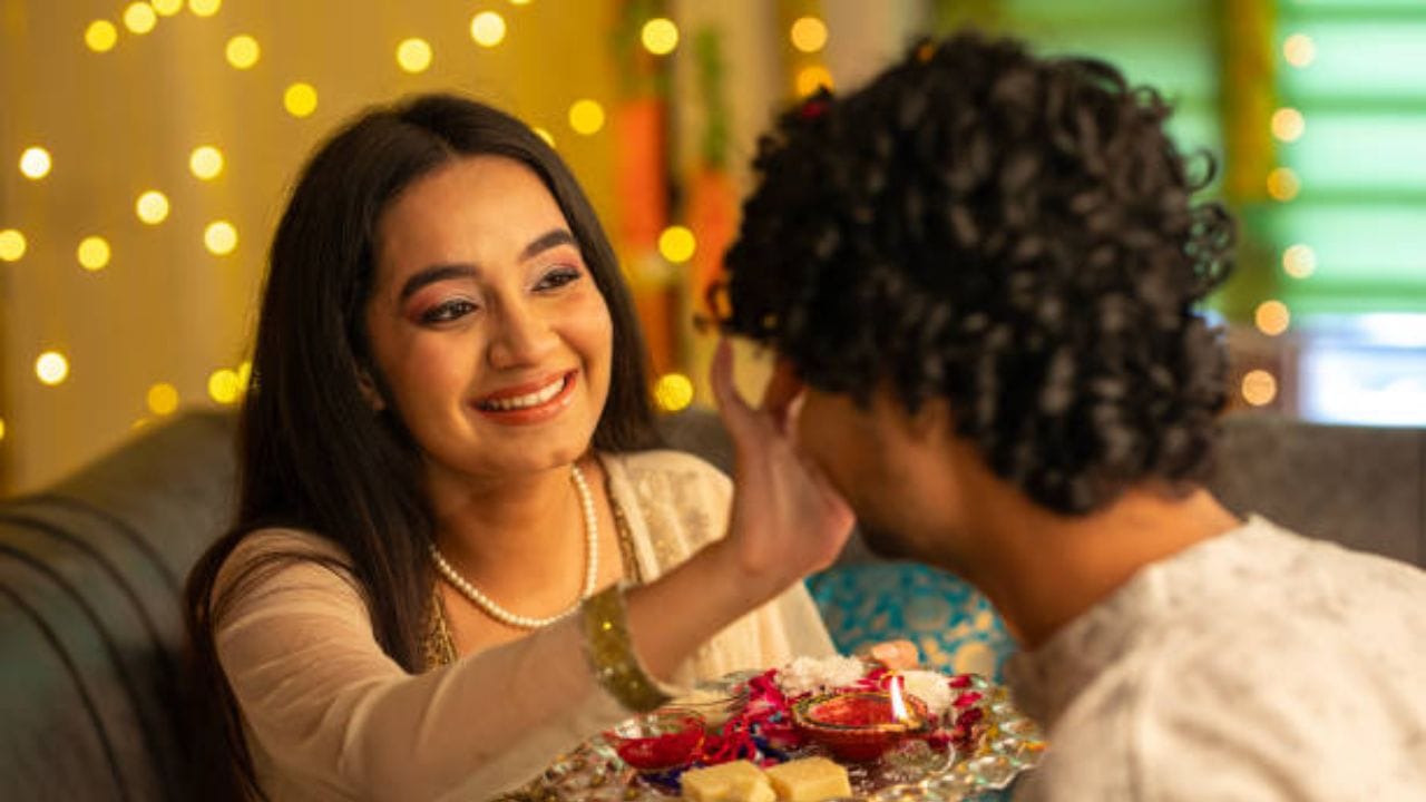 આ તહેવાર આપણને આપણા પૌરાણિક ઇતિહાસ અને ધાર્મિક મૂલ્યો સાથે જોડે છે. રક્ષાસૂત્રની આ પ્રાચીન પરંપરાનું પાલન ભાઈ અને બહેન વચ્ચેના બંધનને મજબૂત બનાવે છે. યોગ્ય ભાવના અને ધાર્મિક વિધિઓ સાથે તહેવારની ઉજવણી ઘર અને પરિવારમાં પવિત્રતા લાવે છે. (Image Source | iStock)