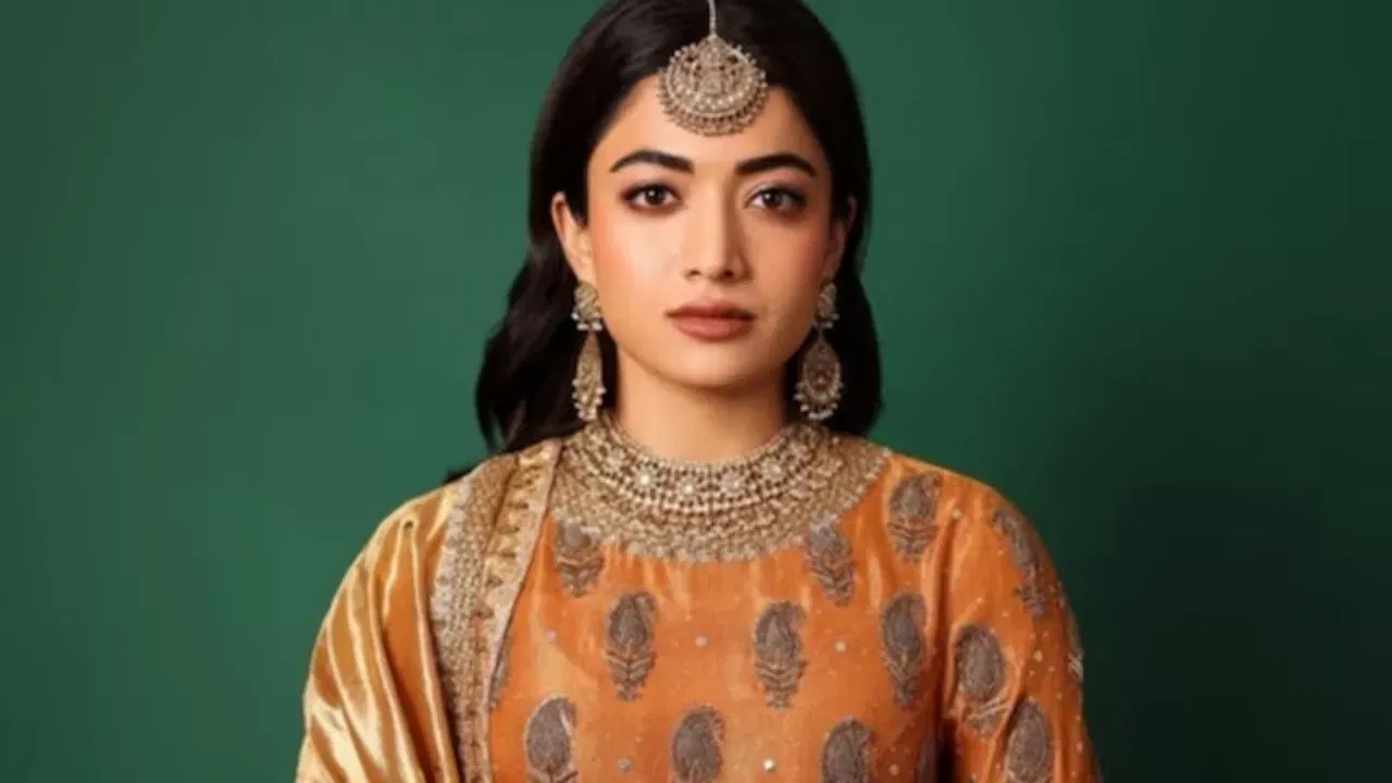 દક્ષિણ ભારતીય સિનેમા અને બોલિવૂડ બંનેમાં પોતાની અભિનય કુશળતાથી દર્શકોને આશ્ચર્યચકિત કરનારી રશ્મિકા મંદાના વિશે દુઃખદ સમાચાર આવ્યા હતા, જેના કારણે તેના ચાહકો ખૂબ ચિંતિત થયા હતા. અભિનેત્રીને તાજેતરમાં જ શૂટિંગ દરમિયાન ગંભીર ઈજા થઈ હતી. ઈજાની ગંભીરતાને જોતાં, ડોકટરોએ તેને છ અઠવાડિયાનો આરામ કરવાની સલાહ આપી છે.