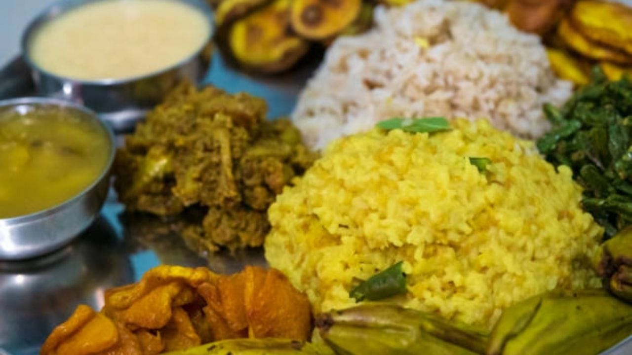 પ્રસાદ ઉતારવાનો સમયગાળો: પ્રસાદ લાંબા સમય સુધી કે આખા દિવસ માટે દેવતા સમક્ષ ન રાખવો જોઈએ. પ્રસાદ ઉતારીને પાંચથી દસ મિનિટમાં પ્રસાદ તરીકે વહેંચવો જોઈએ. (Image Source | iStock)