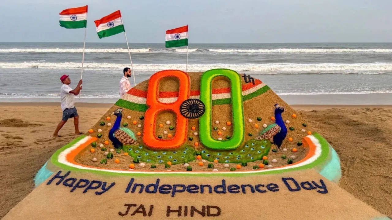 સેન્ડ આર્ટિસ્ટ સુદર્શન પટનાયકે પુરી બીચ પર સુંદર સેન્ડ આર્ટ તૈયાર કર્યું છે, જેણે લોકોનું દિલ જીતી લીધું છે. 80મા સ્વતંત્રતા દિવસના અવસરે તેમણે તિરંગાની શાનમાં આ શાનદાર આર્ટ બનાવીને દેશને સમર્પિત કરી છે. (Image Source | PTI)