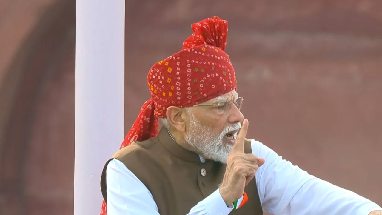 PM મોદીએ કહ્યું કે આજે દેશના 1.75 કરોડ ઘરો સુધી પાઈપ દ્વારા ગેસ પહોંચી રહ્યો છે. બીજી તરફ દેશમાં 50 લાખથી વધુ ઘરો હવે સૌર ઊર્જા સાથે જોડાયેલા છે. તેમણે કહ્યું કે સૌર ઊર્જા સહિત અન્ય વૈકલ્પિક સ્ત્રોતોને પ્રોત્સાહન આપીને ભારત પોતાની ઊર્જા જરૂરિયાતો પૂરી કરવાની દિશામાં આગળ વધી રહ્યું છે. (Image Source | ANI)