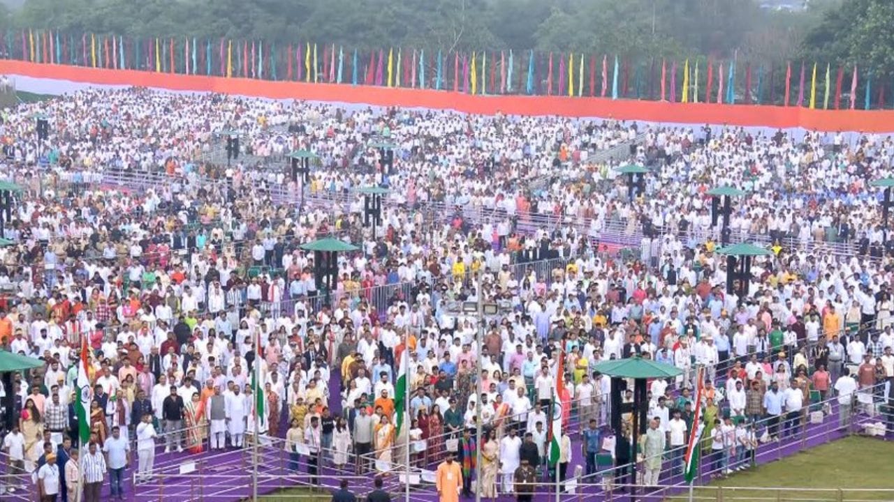 Prevention of Insults to National Honour Act, 1971માં, 2026માં સુધારો કરીને ‘વંદે માતરમ્’ને પણ કાયદાકીય સુરક્ષાના દાયરામાં લાવવામાં આવ્યું. સૂત્રો અનુસાર રાષ્ટ્રીય ગીતના ગાનમાં જાણપૂર્વક વિક્ષેપ કરવો અથવા તેનું અપમાન કરવું દંડનીય બનાવાયું છે. (Image Source | ANI)
