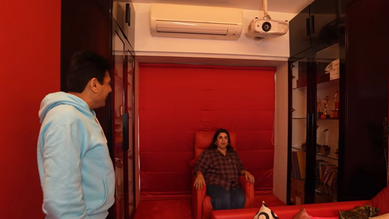 ઘરમાં એક રૂમ છે જ્યાં પ્રોજેક્ટર લગાવવામાં આવ્યું છે. અહીં ફિલ્મો અને આવી અન્ય વસ્તુઓ જોઈ શકાય છે. આ રૂમ લાલ થીમ સાથે ડિઝાઇન કરવામાં આવ્યો છે. (Image Source | Farah Khan, YouTube)