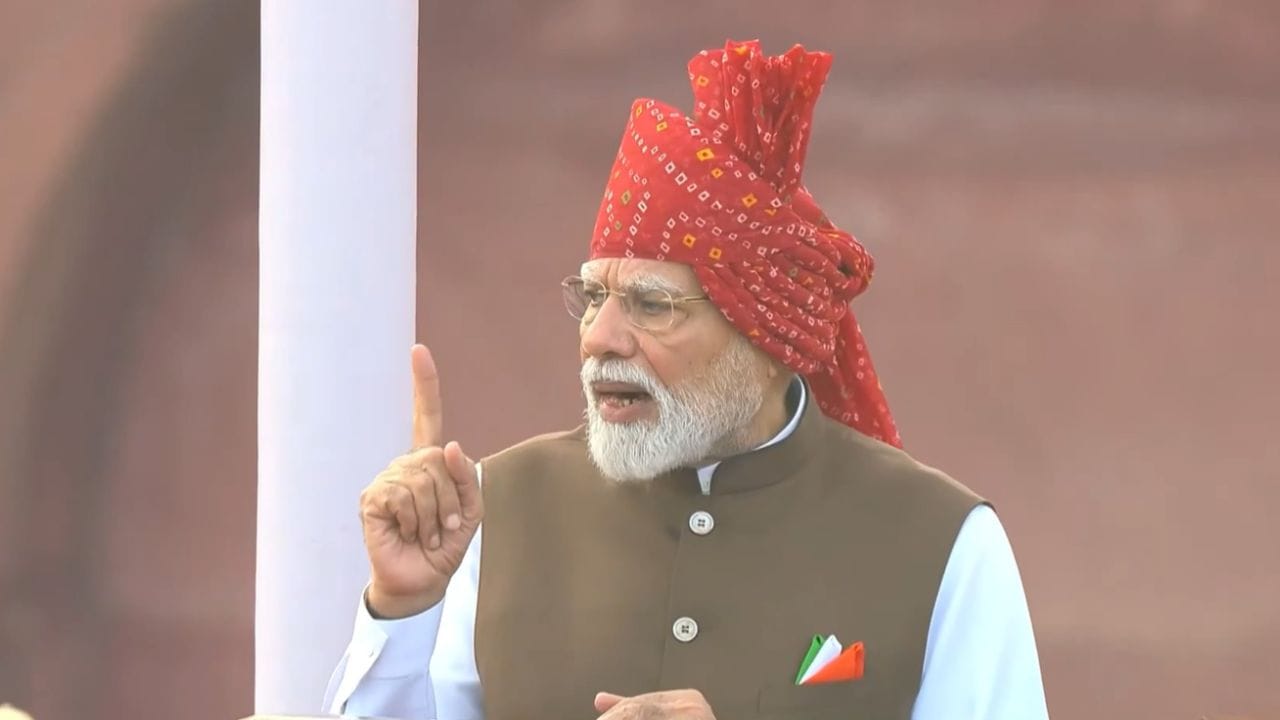 PM મોદીએ લાલ કિલ્લા પરથી પોતાના સંબોધનમાં કહ્યું કે છેલ્લા 12 વર્ષમાં દેશે વિકાસની ગતિ પકડી છે. તેમણે કહ્યું કે સરકારે તમામ ક્ષેત્રોમાં કામ કર્યું છે. ગેસ કનેક્શન આપવામાં પણ ઝડપથી વધારો થયો છે. આધુનિક ઈન્ફ્રાસ્ટ્રક્ચર માટે મેટ્રોનું વિસ્તરણ કરવામાં આવ્યું છે. (Image Source | ANI)