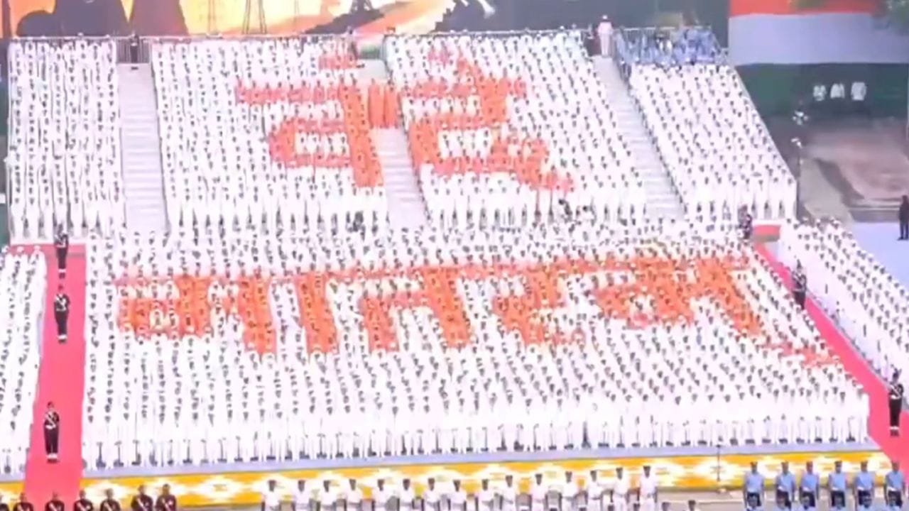 વંદે માતરમ્ ને કાયદાકીય સુરક્ષા આપતા 2026ના સુધારા બાદ, આ વર્ષે પહેલીવાર લાલ કિલ્લાના સ્વતંત્રતા દિવસના મુખ્ય સમારોહમાં તેને સત્તાવાર રીતે સામેલ કરવામાં આવ્યું (Image Source | ANI)