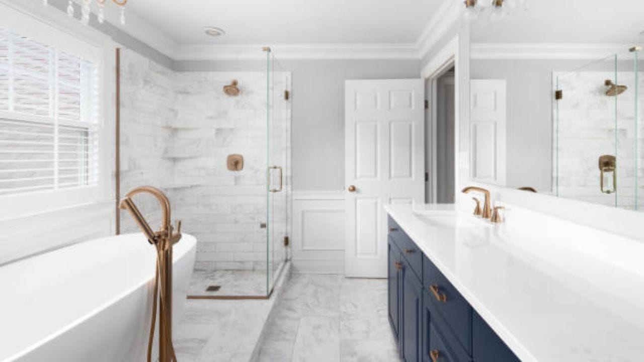 ટાઇલ્સ સાફ કરતી વખતે એસિડિક રસાયણો અથવા વધુ પડતા કઠણ બ્રશનો ઉપયોગ કરવાનું ટાળો. આ સપાટીના સ્તરને નુકસાન પહોંચાડી શકે છે અને તેમની ચમક ઝાંખી કરી શકે છે. સફાઈ કર્યા પછી, હંમેશા ટાઇલ્સને સ્વચ્છ પાણીથી ધોઈ લો અને સૂકા કપડાથી સાફ કરો. જો તમે પહેલી વાર ક્લીનરનો ઉપયોગ કરી રહ્યા છો, તો પહેલા તેને નાના વિસ્તાર પર પરીક્ષણ કરવું શ્રેષ્ઠ છે. યોગ્ય સફાઈ સફેદ ટાઇલ્સને લાંબા સમય સુધી નવી જેવી દેખાતી રાખી શકે છે. (Image Source | iStock)