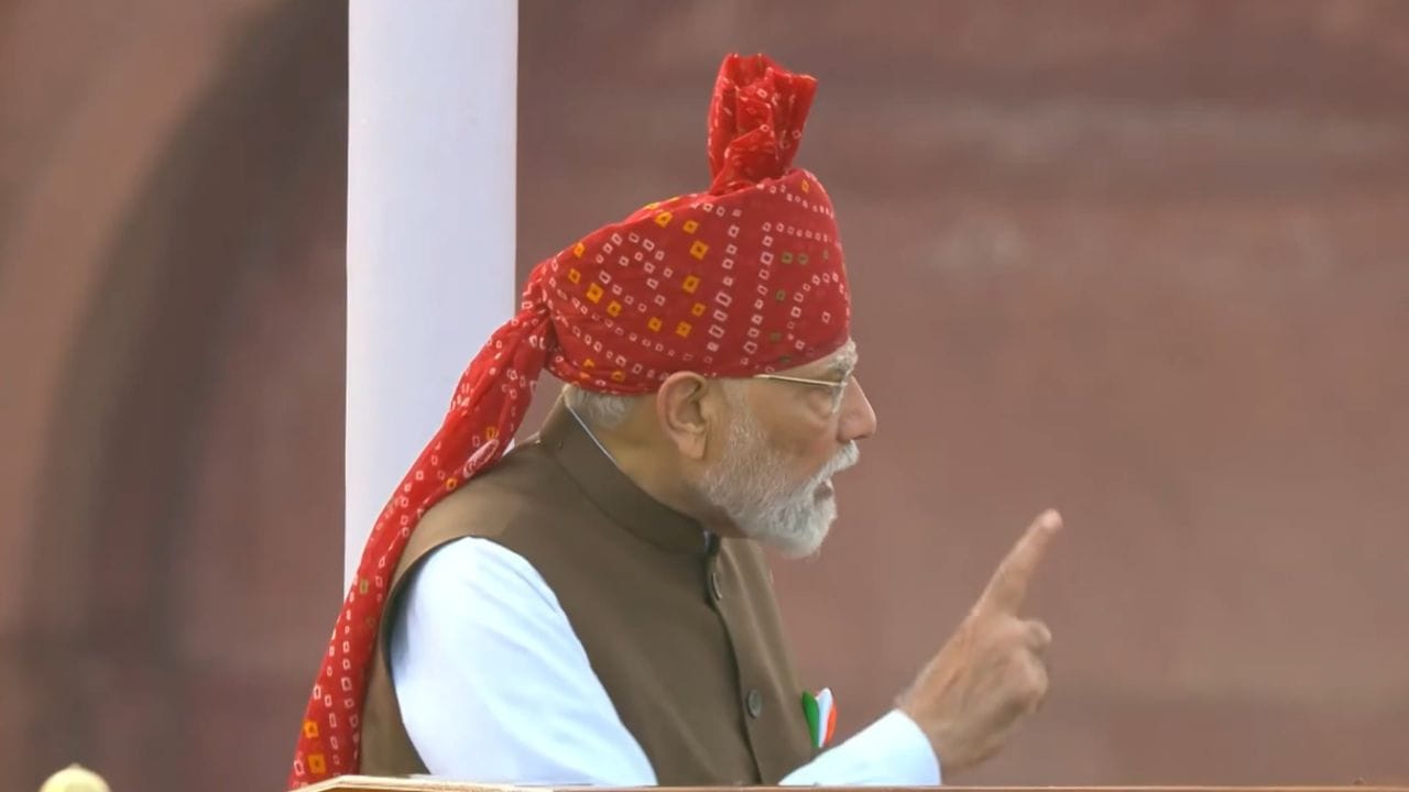 PM મોદીએ કહ્યું કે બીજા દેશો પર નિર્ભર રહીને જીવી શકાય નહીં. પોતાના હિતોની રક્ષા આપણે જાતે જ કરવી પડશે. તેમણે કહ્યું કે ભારત આત્મનિર્ભર ભારત તરફ મક્કમતાથી આગળ વધી રહ્યું છે. આત્મનિર્ભર ભારત આપણને વિકસિત ભારત તરફ લઈ જશે. આપણે પોતાની ક્ષમતાઓમાં વધારો કરવો પડશે. (Image Source | ANI)
