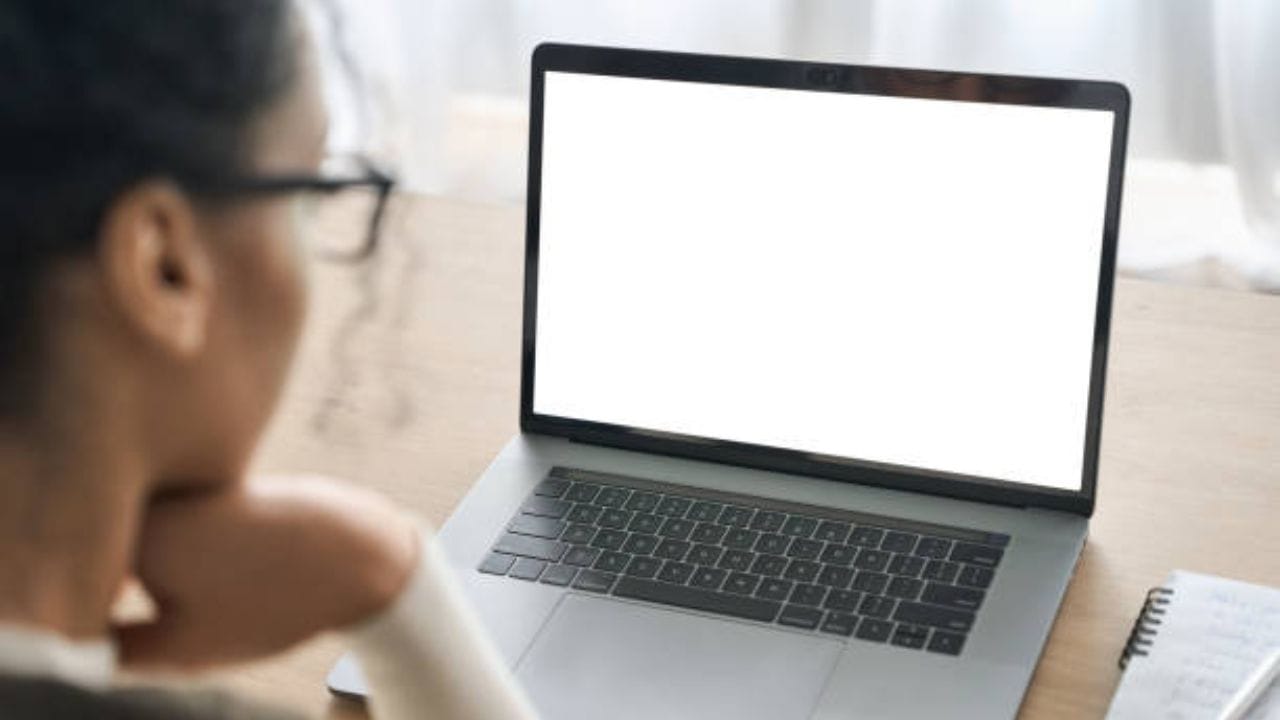 સુરક્ષાની દ્રષ્ટિએ Window + L આ ખૂબ જ ઉપયોગી શોર્ટકટ કી છે. તેની મદદથી, સિસ્ટમને એક ક્લિકમાં લોક કરી શકાય છે અને પછી પાસવર્ડ સાથે જ પીસી અને લેપટોપ ઓપન થશે જો પાસવર્ડ સેટ કર્યો હોય. આ ફીચરનો સૌથી મોટો ફાયદો એ છે કે જ્યારે તમે ઓફિસમાં કામ કરી રહ્યા હોવ અને તમારે લંચ કે અન્ય કોઈ કામ માટે બહાર જવાનું હોય, તો આ સ્થિતિમાં તમે Windows + L શોર્ટકટ કીનો ઉપયોગ કરી શકો છો. (Image Source | iStock)