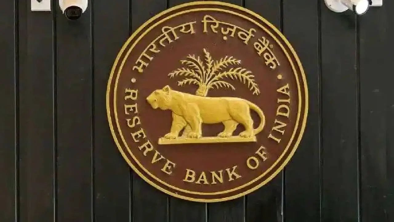 બેંકોમાં શા માટે વગર દાવે રહી જાય છે પૈસા? RBI ના જણાવ્યા મુજબ, ઘણા બેંક ખાતાઓમાં ગ્રાહકોની માહિતી જૂની અથવા અપૂર્ણ હોય છે. જૂનું સરનામું, બદલાયેલો મોબાઇલ નંબર કે અપડેટ ન થયેલું ઇમેઇલ આઇડી જેવા કારણોસર બેંક ખાતેદારોનો સંપર્ક કરી શકતી નથી. ઘણા કિસ્સાઓમાં ખાતેદારના મૃત્યુ પછી પણ ખાતામાં જમા રકમ વગર દાવે પડી રહે છે, કારણ કે પરિવારના સભ્યો કે નોમિનીને તે ખાતાની જાણકારી જ નથી હોતી અથવા જરૂરી દસ્તાવેજોના અભાવે તેઓ પૈસા ઉપાડી શકતા નથી.