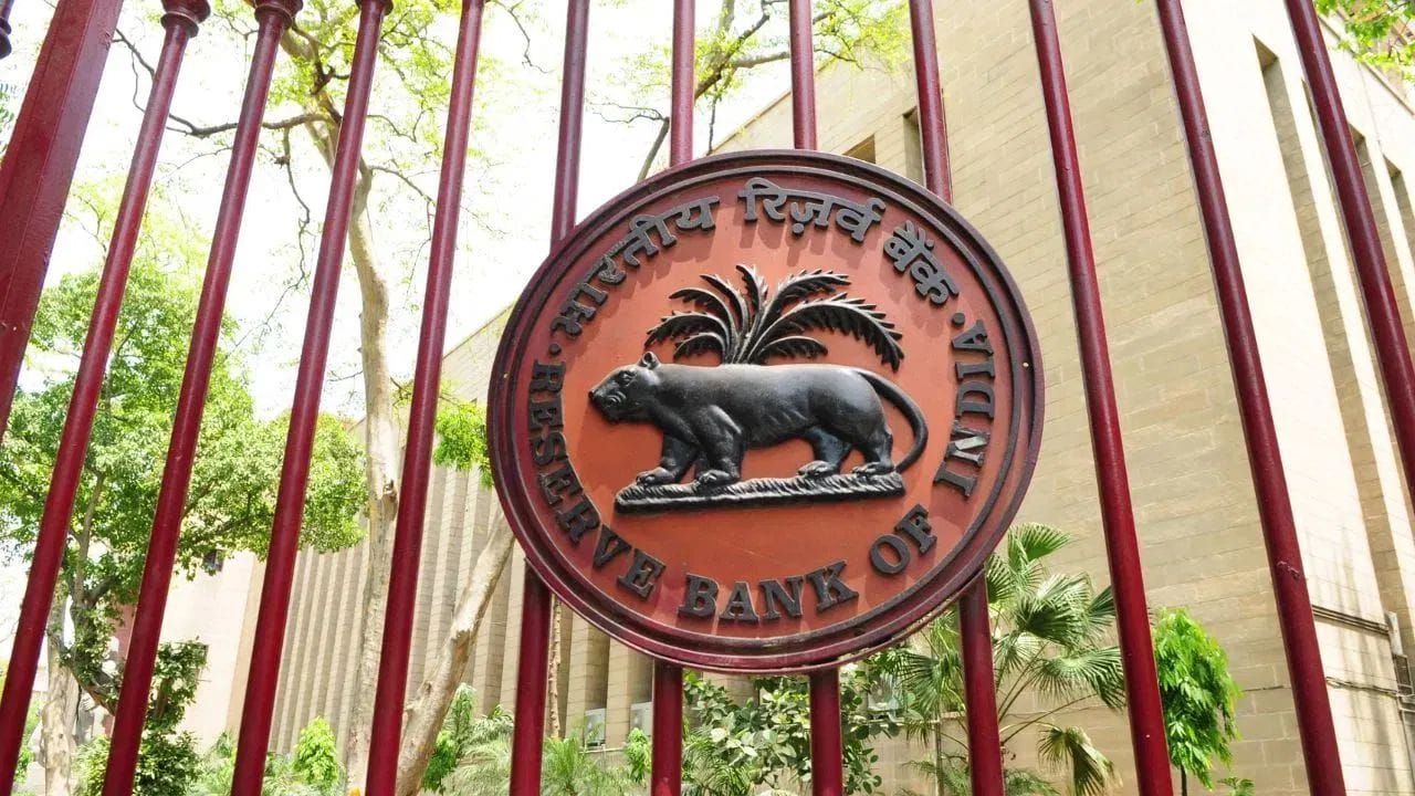 પૈસા DEA Fund માં ગયા પછી શું થશે? જ્યારે કોઈ બેંક ખાતામાં જમા રકમ નિશ્ચિત સમયગાળા સુધી અનક્લેમ્ડ રહે છે, ત્યારે બેંક તેને RBI ના DEA ફંડમાં મોકલે છે. પરંતુ આનાથી ખાતેદાર કે તેના વારસદારનો હક પૂરો થતો નથી. જો કોઈ પાત્ર દાવેદાર યોગ્ય પુરાવા અને દસ્તાવેજો સાથે અરજી કરે તો સંબંધિત બેંક મારફતે નાણાં પાછા મેળવી શકાય છે.