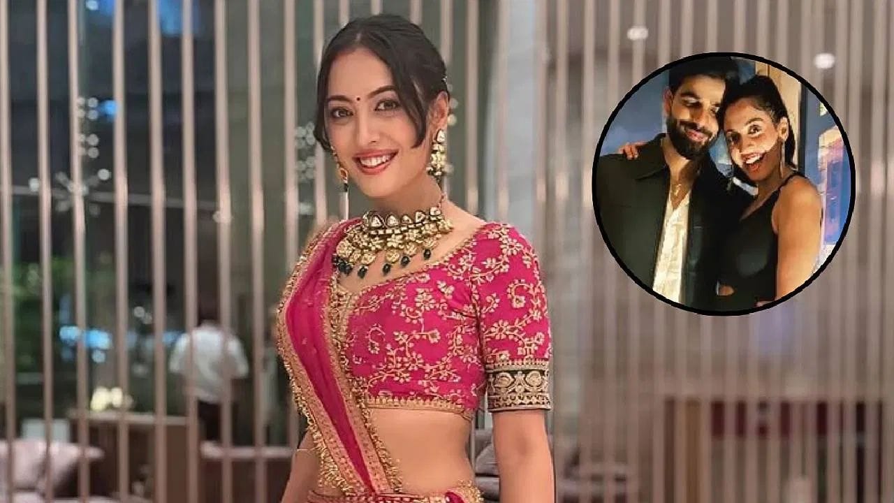 અદિતિ શર્મા અને અભિનીત કૌશિક પહેલી વાર જૂન 2021 માં એક ઓનલાઈન એક્ટિંગ ક્લાસ દરમિયાન મળ્યા હતા. તેમની મિત્રતા ધીમે ધીમે પ્રેમમાં પરિણમી. નવેમ્બર 2024 માં ગોરેગાંવ સ્થિત તેમના ઘરે તેમણે શાંતિથી લગ્ન કરી લીધા. જોકે, લગ્ન પછી તરત જ તેમના સંબંધોમાં ખટાશ આવી ગઈ અને શારીરિક અને માનસિક ત્રાસના આરોપો સામે આવ્યા.