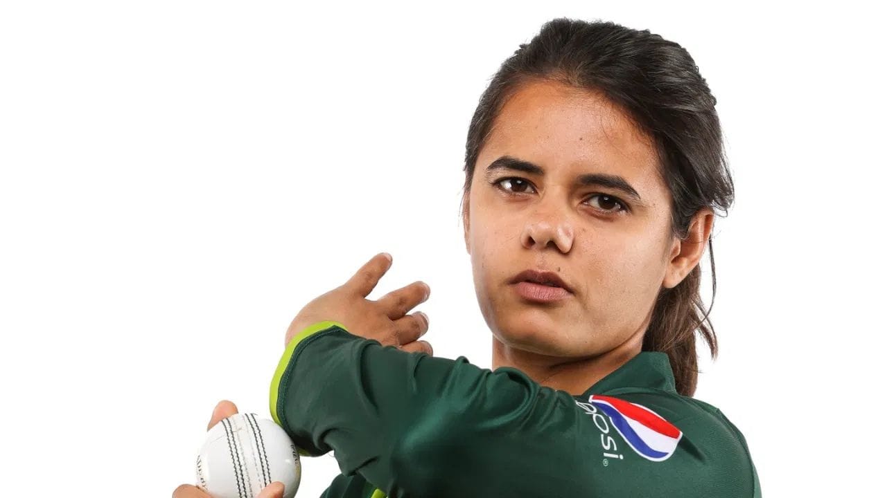 પાકિસ્તાનન મહિલા ક્રિકેટ ટીમની ફાસ્ટ બોલર આઈમાન અનવરે 34 વર્ષની ઉંમરે આંતરરાષ્ટ્રીય ક્રિકેટમાંથી નિવૃત્તિની જાહેરાત કરી છે.