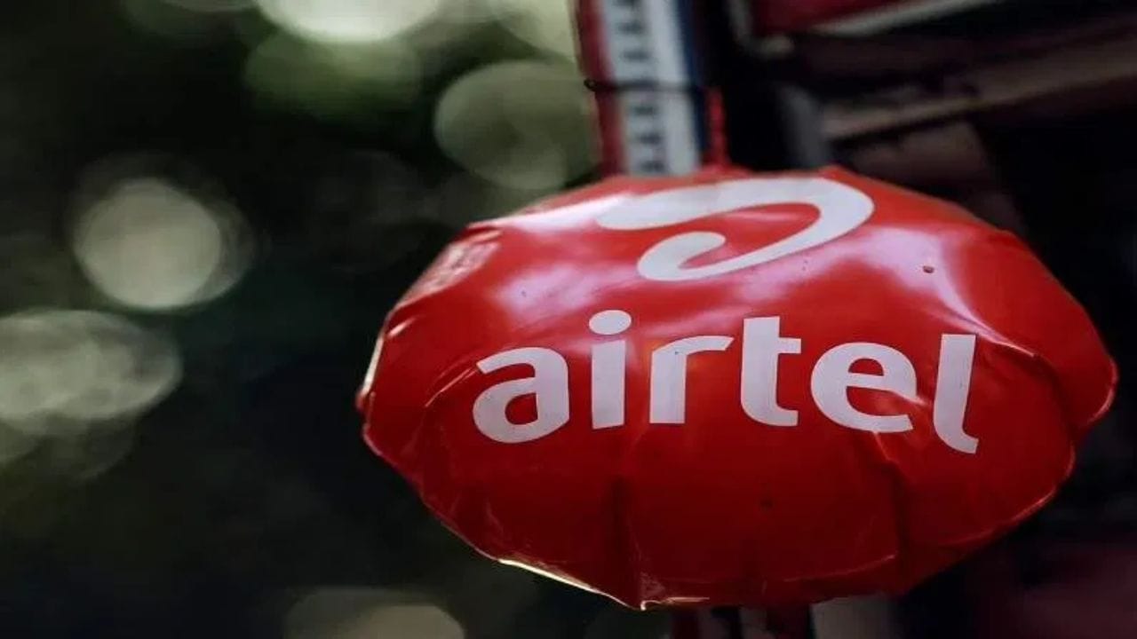 આમાંથી ઘણા પ્લાન હવે Airtel ની લિસ્ટમાં ઉપલબ્ધ દેખાતા નથી. 799 રૂપિયા અને 859 રૂપિયા વાળા અનલિમિટેડ પ્લાનને કંપની એપ્રિલ 2026 ના આસપાસ જ હટાવી ચૂકી હતી. Airtel નો 349 રૂપિયા વાળો રિચાર્જ હવે ડેઇલી ડેટા પ્લાનની નવી શરૂઆતી કિંમત છે. આ પ્લાનની વેલિડિટી 28 દિવસ છે. તેમાં યુઝર્સને દરરોજ 2GB ડેટા મળે છે. આ સાથે અનલિમિટેડ લોકલ અને STD કોલિંગ તથા રોજના 100 SMS પણ મળે છે. દરરોજ મળતો હાઇ-સ્પીડ ડેટા પૂરો થયા પછી ઇન્ટરનેટની સ્પીડ ઘટીને મહત્તમ 64 Kbps થઈ જાય છે.