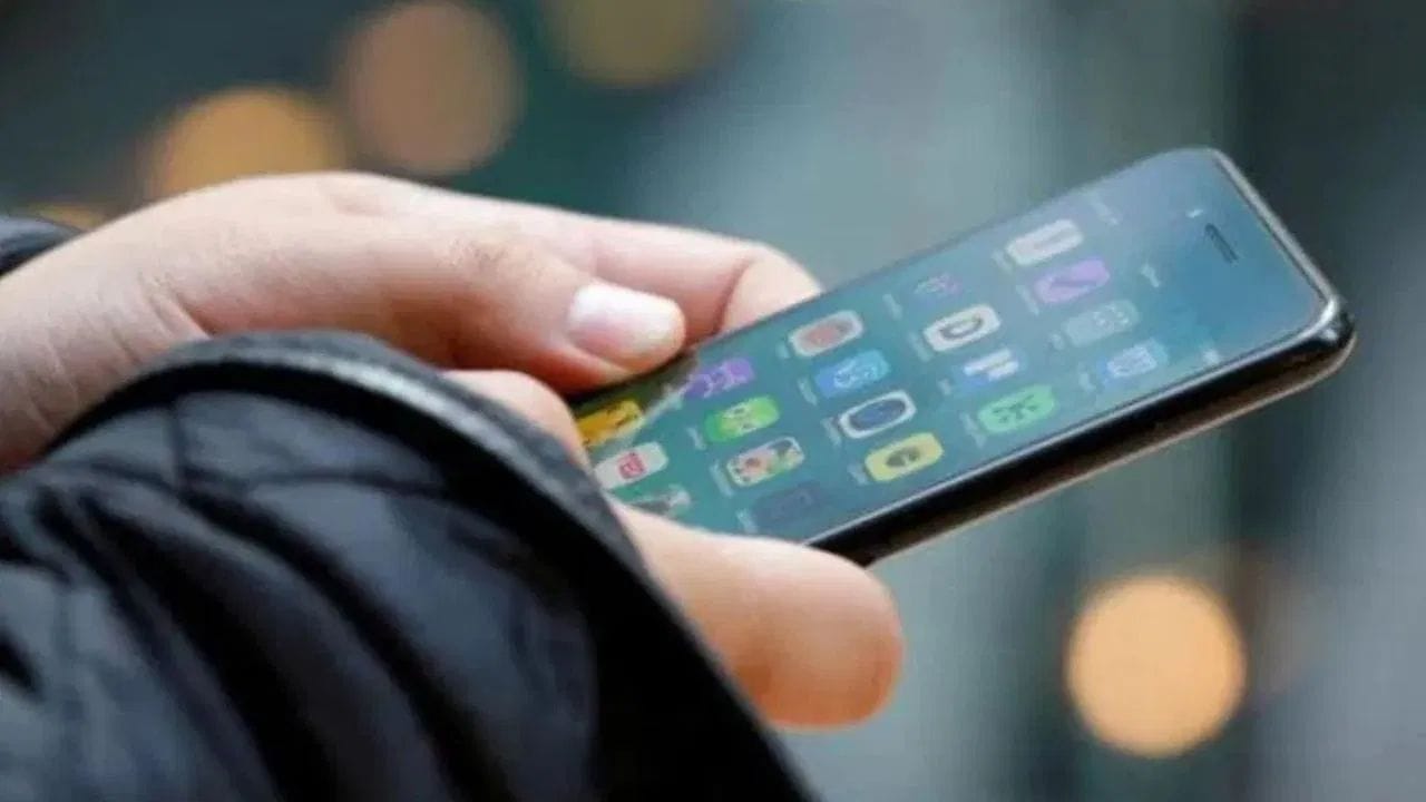 349 રૂપિયા વાળા પ્લાનમાં અનલિમિટેડ 5G ડેટા આપવામાં આવી રહ્યો છે પરંતુ તેનો ફાયદો લેવા માટે કેટલીક શરતો પૂરી કરવી પડશે. યુઝર પાસે 5G સપોર્ટ વાળો સ્માર્ટફોન હોવો જોઈએ અને તે Airtel ના 5G નેટવર્ક સાથે જોડાયેલો હોવો જોઈએ. અનલિમિટેડ 5G નો ફાયદો માત્ર યોગ્ય (એલિજિબલ) રિચાર્જ અને 5G નેટવર્કની ઉપલબ્ધતાના આધારે મળશે. તેથી માત્ર 349 રૂપિયાનું રિચાર્જ કરવાથી દરેક જગ્યાએ અનલિમિટેડ 5G મળવું જરૂરી નથી.