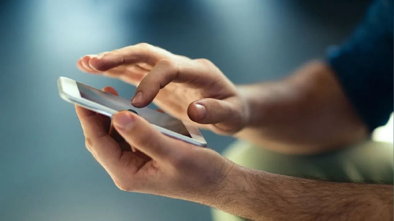 પહેલા Airtel ના પ્રીપેડ પોર્ટફોલિયોમાં 1GB અને 1.5GB રોજના ડેટા વાળા ઘણા રિચાર્જ જોવા મળતા હતા. આમાં 299 રૂપિયાનો 28 દિવસ વાળો 1.5GB પ્રતિદિન પ્લાન, 319 રૂપિયાનો 1 મહિના વાળો પ્લાન અને 579 રૂપિયાનો 56 દિવસ વાળો પ્લાન જોડાયેલો હતો. આ સિવાય 619 રૂપિયામાં 60 દિવસ માટે 1.5GB પ્રતિદિન, 649 રૂપિયામાં 56 દિવસ માટે 2GB પ્રતિદિન, 799 રૂપિયામાં 77 દિવસ માટે 1.5GB પ્રતિદિન અને 929 રૂપિયામાં 90 દિવસ માટે 1.5GB પ્રતિદિન ડેટા મળતો હતો.