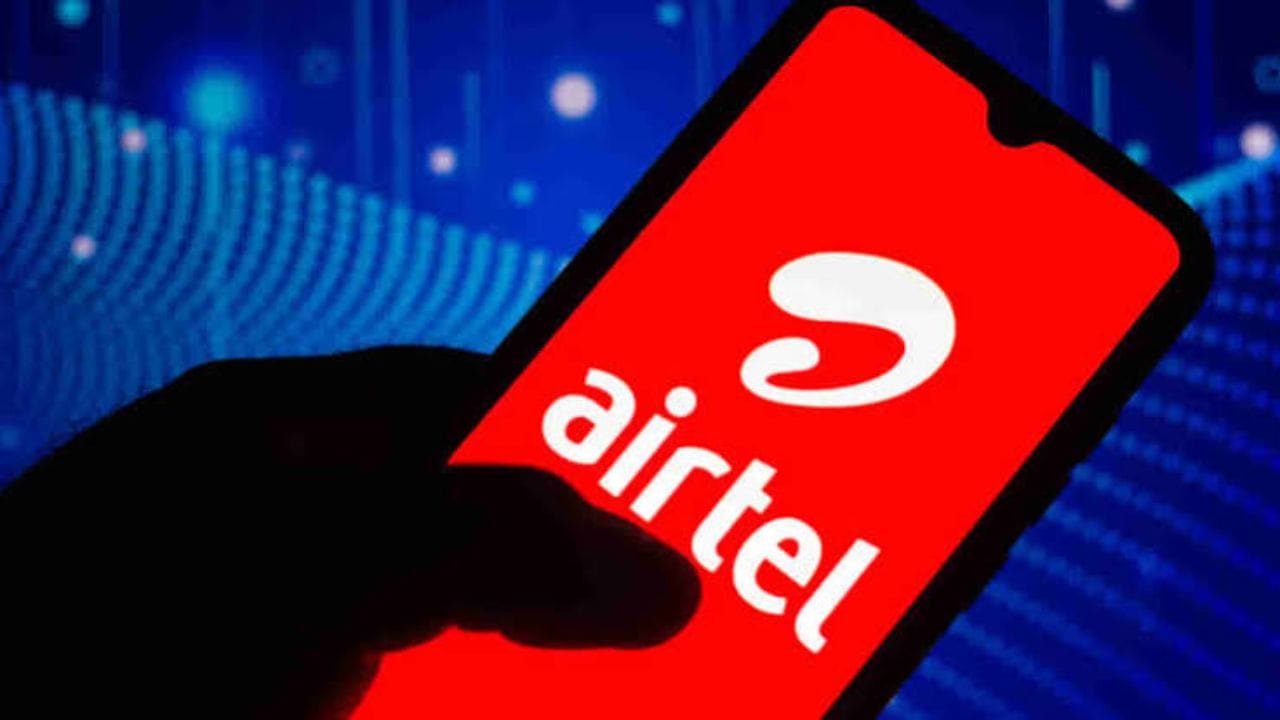 Airtel ના પોર્ટફોલિયોમાં 899 રૂપિયાનો પ્રીપેડ પ્લાન પણ જોવા મળે છે. આ રિચાર્જમાં 84 દિવસની વેલિડિટી મળે છે. યુઝર્સને દરરોજ 1.5GB હાઇ-સ્પીડ ડેટા મળે છે. આ સાથે અનલિમિટેડ લોકલ, STD અને નેશનલ રોમિંગ કોલિંગ તથા રોજના 100 SMS આપવામાં આવે છે. ડેઇલી ડેટા પૂરો થયા પછી ઇન્ટરનેટની સ્પીડ 64 Kbps રહી જાય છે. આ પ્લાન સાથે યુઝર્સને ફ્રી Hellotunes નો ફાયદો પણ મળે છે. આ હેઠળ દર 30 દિવસમાં એકવાર હેલોટ્યુન સેટ કરી શકાય છે.