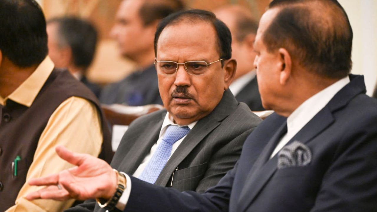 Doval અટક ક્યાંથી આવી? : Doval અટકનું મૂળ મુખ્યત્વે ગઢવાલ, ઉત્તરાખંડ સાથે જોડાયેલું માનવામાં આવે છે. ગઢવાલના જૂના ગામો, પ્રદેશો અને સ્થાનિક વહીવટી વ્યવસ્થા સાથે જોડાયેલા પરિવારોમાં આવી અટકો વિકસતી ગઈ હોવાનું માનવામાં આવે છે.