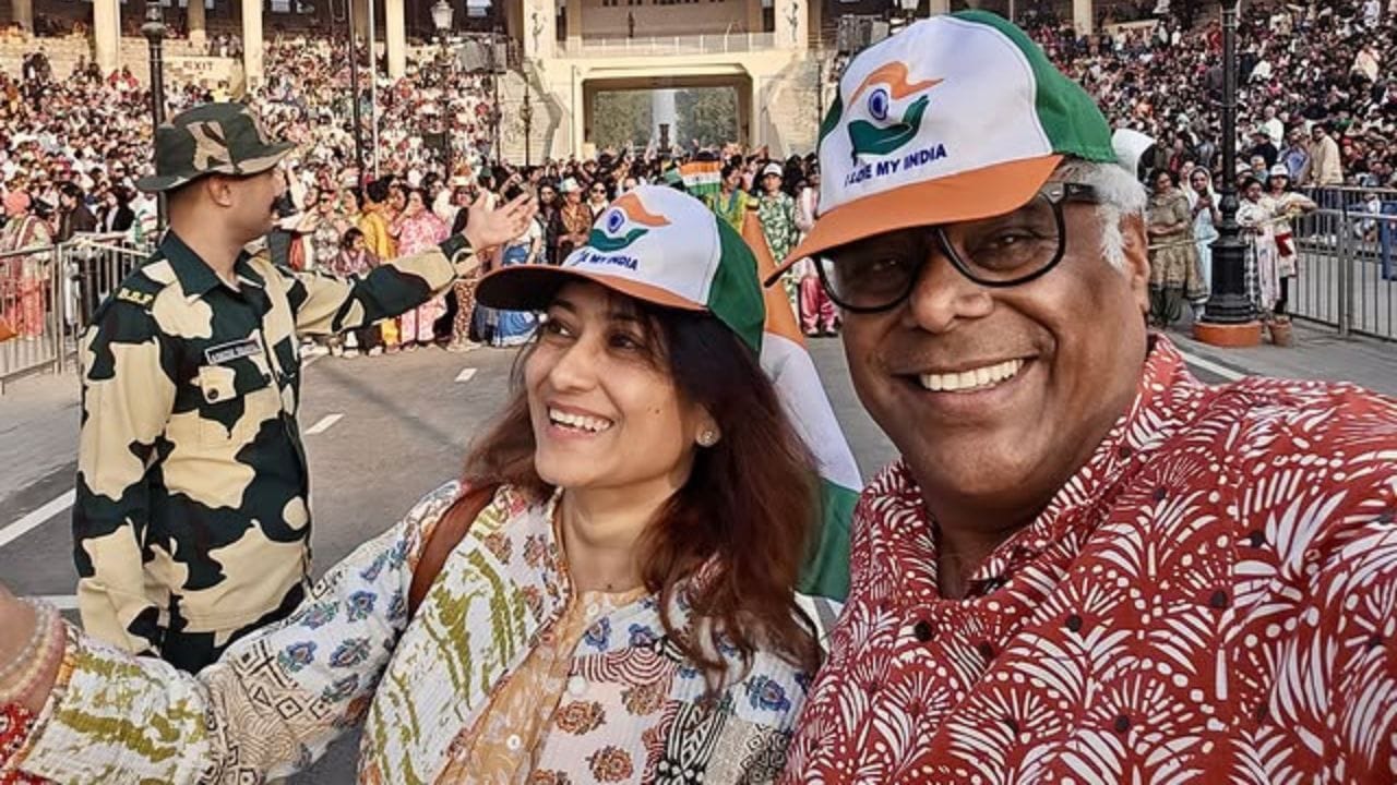 આશીષ વિદ્યાર્થી હાલમાં 15 ઓગસ્ટના દિવસે પોતાની પત્ની સાથે ફોટો પોસ્ટ કર્યો હતો.