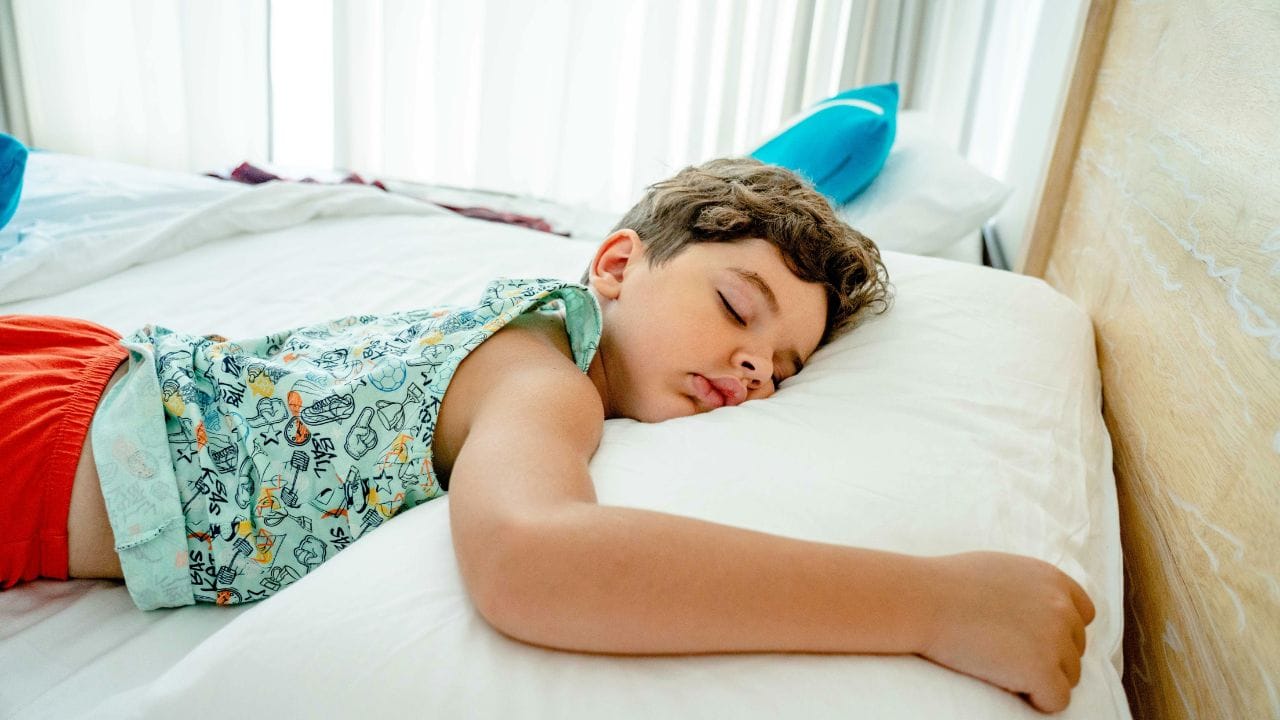 સારાંશમાં, દરેક વ્યક્તિ માટે એક જ Sleeping Position બેસ્ટ નથી. જે સ્થિતિમાં તમને આરામ મળે, શરીરને યોગ્ય સપોર્ટ મળે અને શ્વાસ લેવામાં તકલીફ ન પડે, તે સ્થિતિ તમારા માટે વધુ યોગ્ય હોઈ શકે છે. (All Image Credit Source: Social Media)