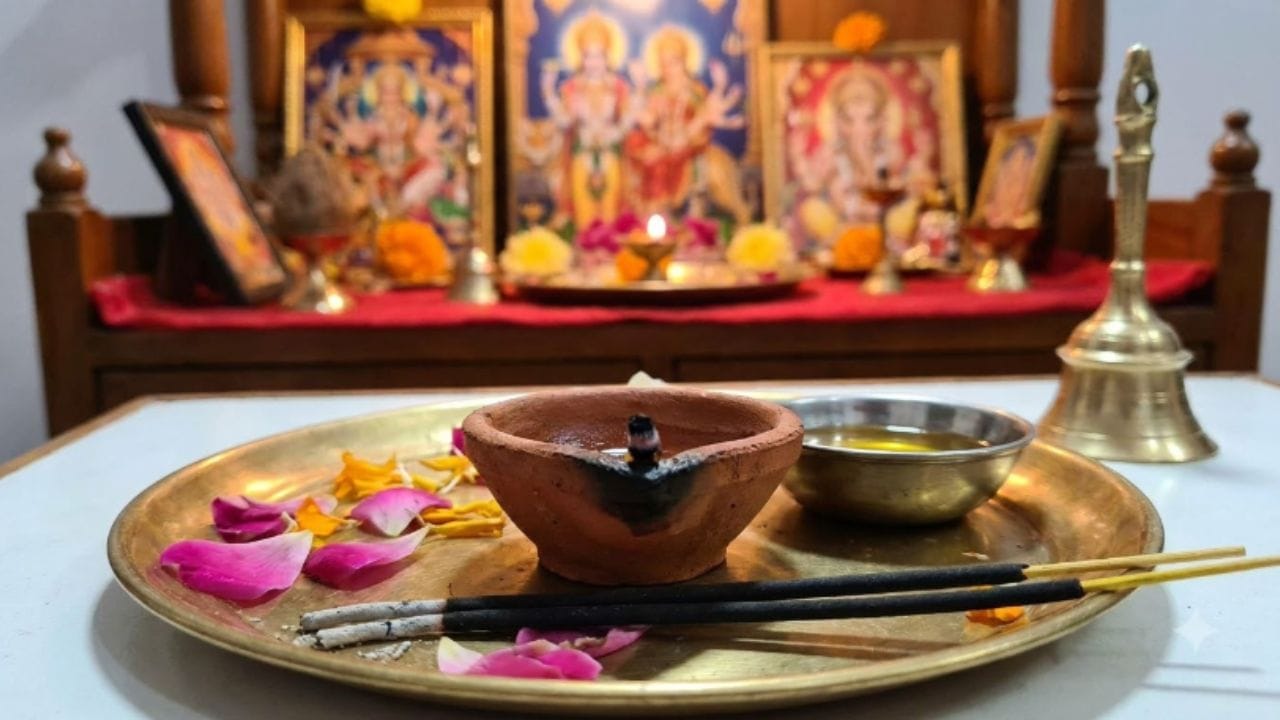 પૂજા દરમિયાન દીવો અચાનક ઓલવાઈ જવો શુભ સંકેત માનવામાં આવતો નથી. ધાર્મિક માન્યતાઓ અનુસાર, આને આવનારા સમયમાં કોઈ કામમાં અડચણ કે બાધા આવવાની આશંકા સાથે જોડીને જોવામાં આવે છે. જો કે, દર વખતે આ કોઈ અનહોનીનો જ સંકેત હોય, તેવું જરૂરી નથી.