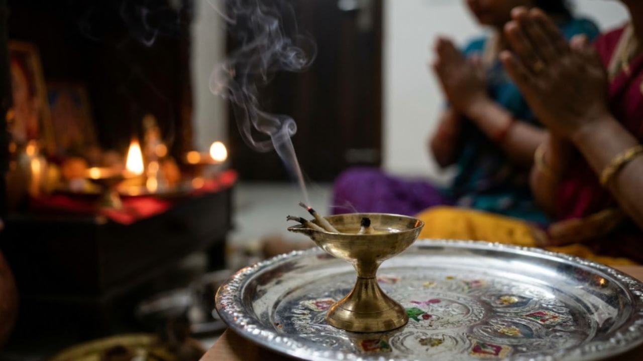પૂજા દરમિયાન દીવો ઓલવાઈ જવો એ પિતૃઓની નારાજગી સાથે પણ જોડવામાં આવે છે. આવી પરિસ્થિતિમાં ઇષ્ટદેવ અને ભગવાન પાસે ક્ષમા યાચના (પ્રાર્થના) કરવાની વાત કહેવામાં આવી છે. માન્યતા અનુસાર, શ્રદ્ધા અને સાચા મનથી ફરીથી પૂજા કરવાથી નકારાત્મકતા દૂર કરવામાં મદદ મળી શકે છે.