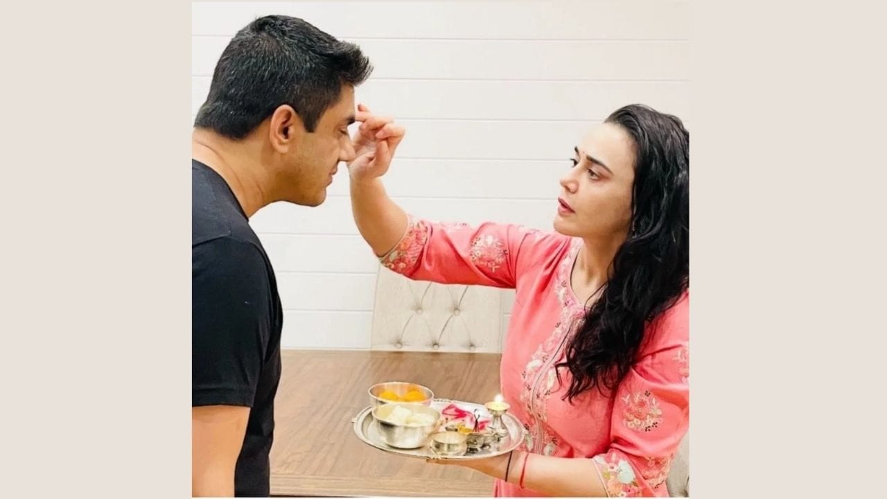 અભિનેત્રી પ્રીતિ ઝિન્ટાએ તેના ભાઈઓ સાથે રક્ષાબંધનની ઉજવણી કરી. સોશિયલ મીડિયા પર એક પોસ્ટ શેર કરતા, પ્રીતિ ઝિન્ટાએ લખ્યું, "આજે રક્ષાબંધનની ઉજવણી કરી રહેલા દરેકને હાર્દિક શુભેચ્છાઓ.