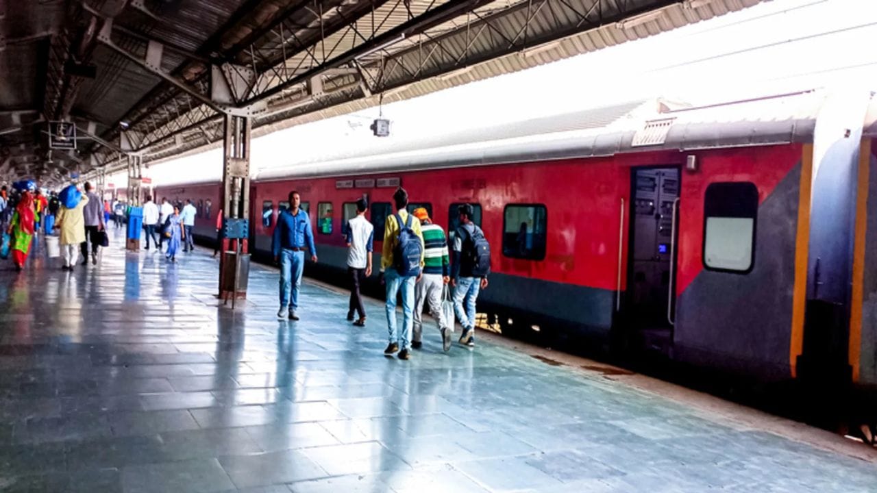 આ બાદ તમે જે સ્ટેશન પરથી ટ્રેનમાં બેસવાના છો તે સ્ટેશનનું સ્થળ, અને જ્યાં પહોંચવાનું છે સ્થાન અને મુસાફરીની તારીખ દાખલ કરો. દેખાતી ઉપલબ્ધ ટ્રેનોની સૂચિ બ્રાઉઝ કરો. અંતમાં, જરૂરી વિગતો દાખલ કરીને ટિકિટ બુક કરો, જેમ તમે અન્ય બુકિંગ એપ્લિકેશનો પર કરો છો. 