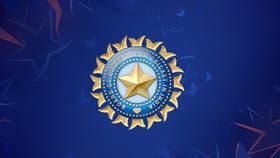 મેચ દરમિયાન ગર્લફ્રેન્ડ સાથે વાત કરતો પકડાયો ખેલાડી