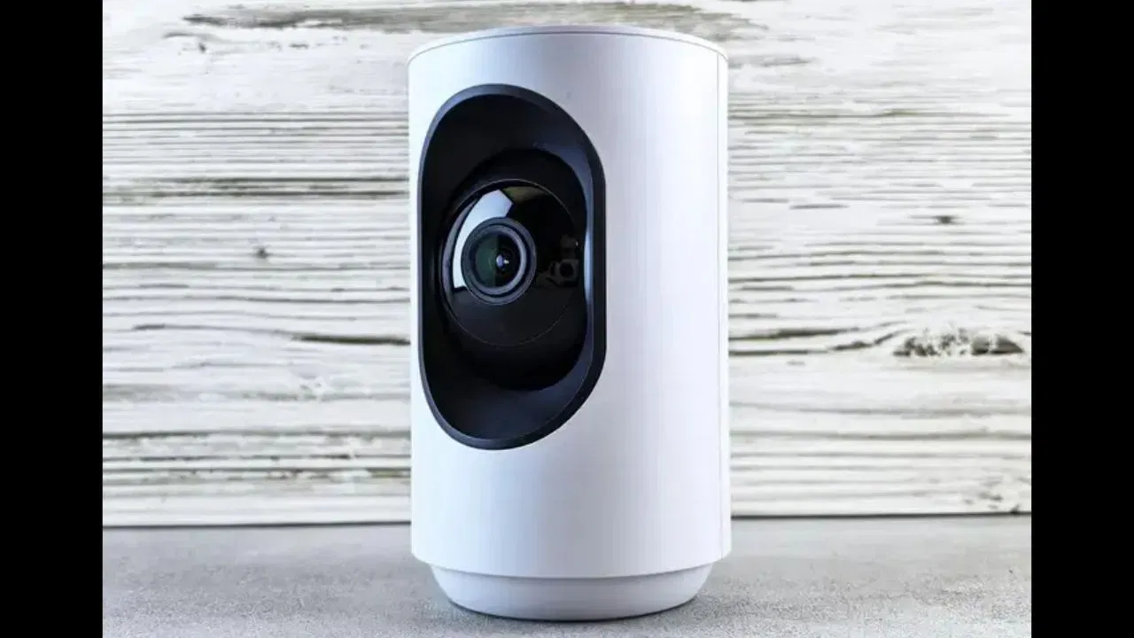 ઘરોમાં કયા પ્રકારના CCTV કેમેરાનો ઉપયોગ થાય છે? : CCTV કેમેરા લગાવતા પહેલા, ઘરો માટે ઉપલબ્ધ મુખ્ય પ્રકારના સેટઅપને સમજવું મહત્વપૂર્ણ છે. જો તમારી પાસે નાનું ઘર છે અને તમને ફક્ત એક કે બે કેમેરાવાળા સેટઅપની જરૂર હોય, તો તમે સ્વતંત્ર Wi-Fi કેમેરા પસંદ કરી શકો છો. આ બજારમાં પ્રતિ કેમેરા ₹1,500 થી ₹3,500 માં ઉપલબ્ધ છે. આવા કેમેરા ઘણીવાર 360-ડિગ્રી રોટેશન, ટુ-વે ઑડિઓ અને મોશન ટ્રેકિંગ જેવી સુવિધાઓ સાથે આવે છે.