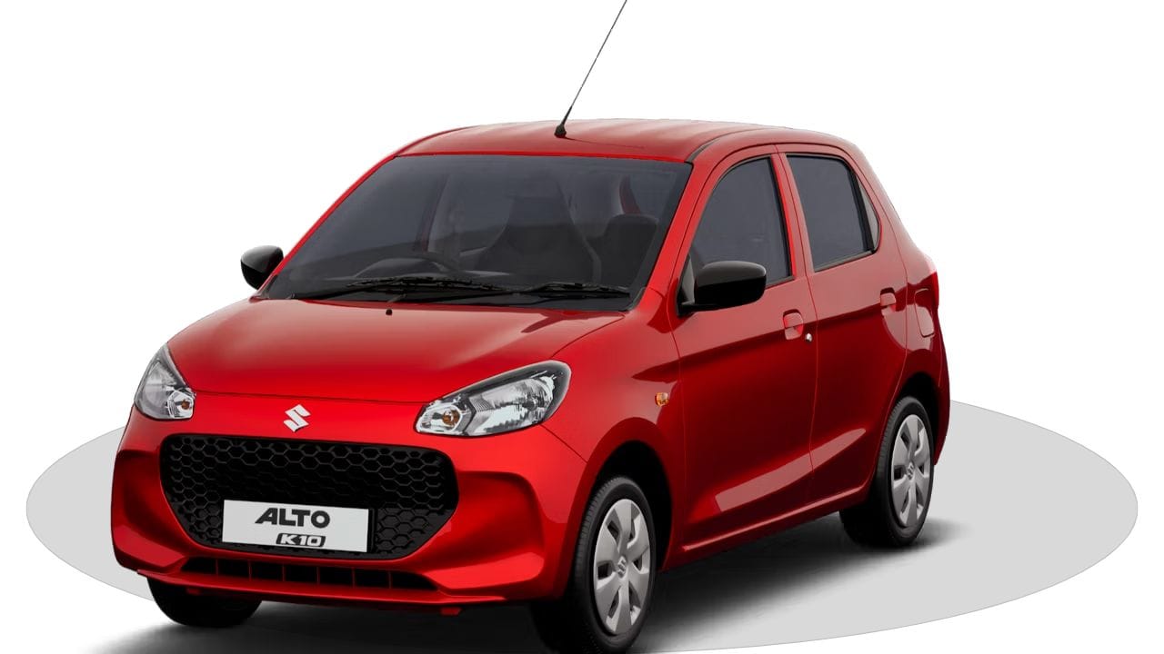 Maruti Alto K10: કોલેજ જતાં સ્ટૂડન્ટ્સ અથવા પોતાની પહેલી કાર ખરીદતા યુવાનો માટે અલ્ટો K10 એક આદર્શ પસંદગી છે. તેની એક્સ-શોરૂમ કિંમત માત્ર ₹3.99 લાખથી ₹5.96 લાખની વચ્ચે છે, જે આજના સમયમાં સૌથી બજેટ-ફ્રેન્ડલી વિકલ્પ બનાવે છે. આ કારમાં પણ 67 BHP પાવર ધરાવતું 1.0 લિટરનું એન્જિન છે, જે સિટીના પિક-અપ માટે શ્રેષ્ઠ છે. સેલેરિયોની તુલનામાં અલ્ટો K10 કિંમતમાં લગભગ ₹1.5 લાખ સસ્તી છે. આ સિવાય માઇલેજમાં બહુ મોટો તફાવત નથી. અલ્ટો K10 પેટ્રોલમાં 24.39 kmpl અને સીએનજીમાં 33.85 km/kg ની માઇલેજ આપે છે. કારનું નાનું કદ હોવાને કારણે સિટીના સાંકડા રસ્તાઓ અને ટ્રાફિકમાં તેને પાર્ક કરવી કે ચલાવવી અત્યંત સરળ બને છે. તેની ટોપ સ્પીડ 145 km/h જેટલી છે. જો બજેટ મર્યાદિત હોય, તો સેલેરિયો કરતાં અલ્ટો K10 વધુ વ્યવહારુ સાબિત થાય છે.