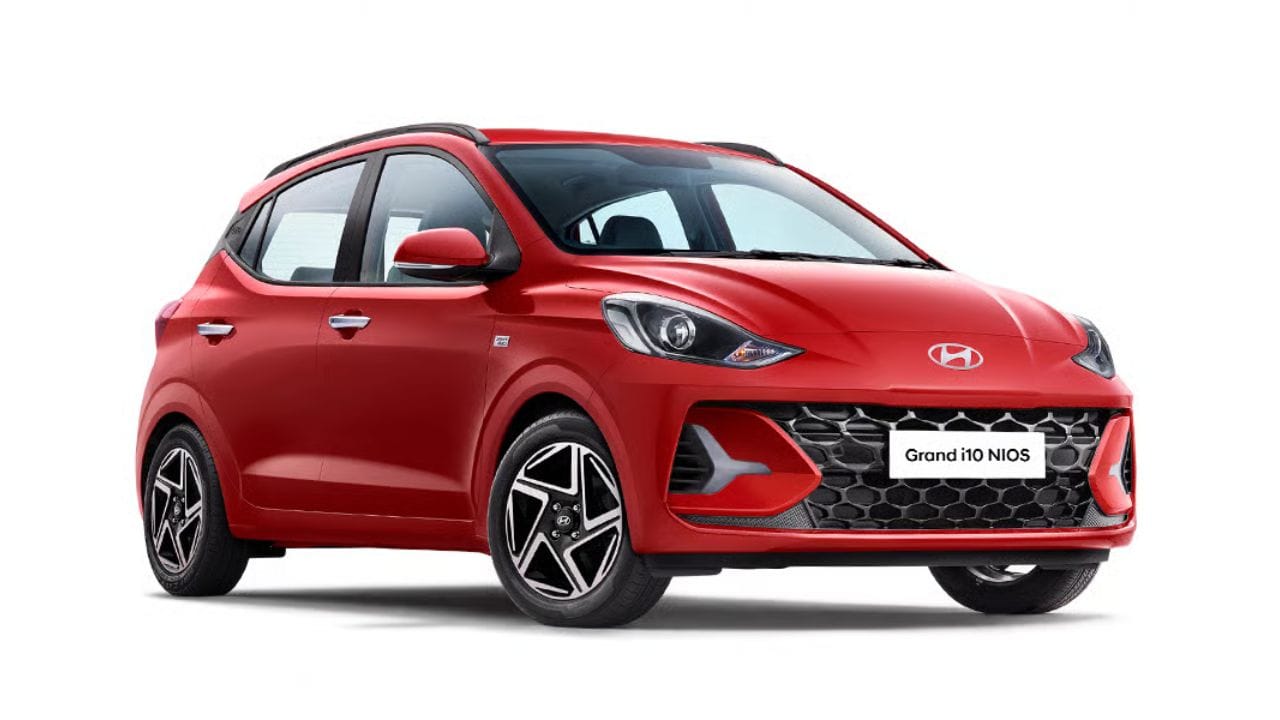 Hyundai Grand i10 Nios: આમાં જે ઑફિસ ગોઅર્સ કે પ્રોફેશનલ્સને દરરોજના 50 કિમીના મુસાફરી દરમિયાન વધુ કમ્ફર્ટ, રિલેક્સ કેબિન અને આધુનિક ફીચર્સ જોઈએ છે, તેમના માટે ગ્રાન્ડ i10 નીઓસ ઉત્તમ કાર છે. 83 BHP પાવર આપતું 1.2 લિટર કપ્પા એન્જિન અત્યંત રિફાઇન્ડ અને અવાજ વગરનું (સ્મૂધ) છે. તેની કિંમત ₹5.92 લાખથી ₹8.56 લાખ સુધીની છે અને ટોપ સ્પીડ 160 km/h છે. નીઓસ પેટ્રોલમાં 20.7 kmpl અને સીએનજી વેરિયન્ટમાં 27 km/kg ની માઇલેજ આપે છે. ટાટા ટિયાગોની સરખામણીમાં i10 નીઓસનું એન્જિન વધુ સ્મૂધ છે અને તેનો ઇન્ટિરિયર લુક વધુ પ્રીમિયમ લાગે છે, જ્યારે ટિયાગો સેફ્ટીમાં આગળ છે. સેલેરિયો કરતાં આ કાર થોડી મોંઘી છે પરંતુ કમ્ફર્ટ અને રાઇડ ક્વોલિટીમાં ઘણી આગળ છે.