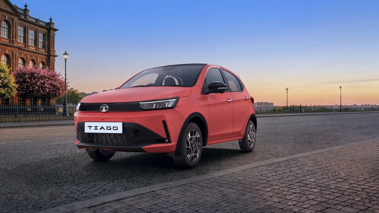 Tata Tiago: જો તમે માત્ર માઇલેજની સાથે મજબૂત બિલ્ડ ક્વોલિટી અને 4-સ્ટાર સેફ્ટી રેટિંગ ઇચ્છતા હોવ, તો ટાટા ટિયાગો એ સેલેરિયો અને અલ્ટો કરતાં ઘણો ચડિયાતો વિકલ્પ છે. 1.2 લિટર રેવોટ્રોન એન્જિન સાથે આવતી ટિયાગો 86 BHP નો પાવર અને 113 Nm ટોર્ક આપે છે, જે ચલાવવામાં વધુ દમદાર અને સ્ટેબલ લાગે છે. ટિયાગોની કિંમત ₹5.65 લાખથી ₹8.90 લાખ સુધીની છે. તેની ટોપ સ્પીડ 150 km/h સુધી પહોંચે છે. માઇલેજની વાત કરીએ તો, ટિયાગો પેટ્રોલમાં 19.01 kmpl અને CNG માં 26.49 km/kg આપે છે. જો તમે ટિયાગોની સરખામણી સેલેરિયા સાથે કરો, તો સેલેરિયા તમને 2 થી 3 કિમી વધુ માઇલેજ આપશે પરંતુ ટિયાગો તમને અકસ્માત સામે સારી સુરક્ષા, ઉત્તમ રોડ પ્રેઝન્સ અને મજબૂતાઈ આપે છે. દરરોજ 50 કિમી હાઇવે અને સિટી ડ્રાઇવિંગ કરતા લોકો માટે ટિયાગો સુરક્ષાની દ્રષ્ટિએ વધુ ભરોસાપાત્ર છે.