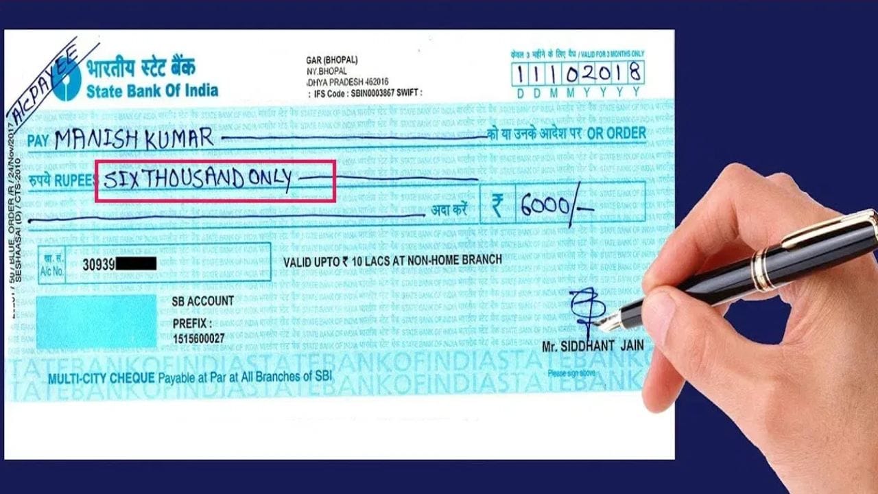 Cheque ભરતી વખતે ‘Only’ લખવું સામાન્ય રીતે એક સુરક્ષાના ઉપાય તરીકે સૂચવવામાં આવે છે. એક્સિસ બેંક અને ઇન્ડસઇન્ડ બેંક સહિત ઘણી બેંકો ગ્રાહકોને રકમ શબ્દોમાં લખવા અને તેના અંતમાં ‘Only’ લગાડવાની સલાહ આપે છે. જો કે, આને RBIના એવા કોઈ અલગ નિયમ તરીકે ન સમજવું જોઈએ, જેમાં દરેક Cheque પર ‘Only’ લખવું ફરજિયાત કરવામાં આવ્યું હોય. Cheque પર રકમ સામાન્ય રીતે બે (શબ્દોમાં અને અંકમાં) રીતે લખવામાં આવે છે. બંને જગ્યાએ લખેલી રકમ એકસરખી હોવી જોઈએ. Cheque ભરતી વખતે રકમને નક્કી કરેલા બોક્સમાં અંકમાં લખો અને તેની નીચે આપેલી લાઇન પર તે જ રકમને શબ્દોમાં લખો.