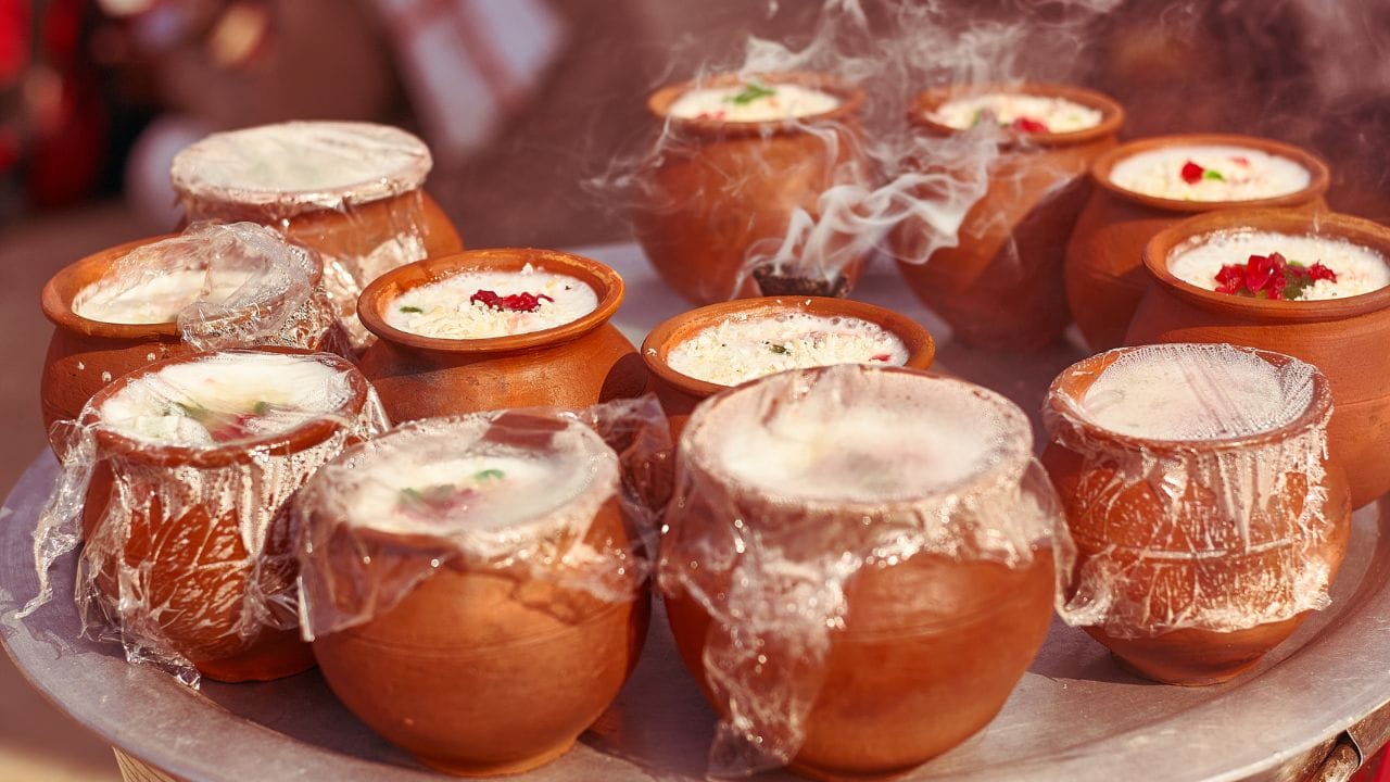 દહીં ભારતીય ભોજનનો મહત્વનો ભાગ છે અને ઘણા લોકો રોજિંદા આહારમાં તેનો સમાવેશ કરે છે. તેમાં રહેલા પ્રોબાયોટિક્સ, કેલ્શિયમ, પ્રોટીન અને અન્ય પોષક તત્ત્વો પાચનતંત્રને મજબૂત બનાવવામાં તેમજ શરીરના સ્વાસ્થ્યને જાળવવામાં મદદરૂપ બને છે. જોકે દહીં ખાતી વખતે એક સામાન્ય પ્રશ્ન થાય છે કે તેમાં ખાંડ ઉમેરવી વધુ સારી કે મીઠું. આ બંને વિકલ્પોના શરીર પર અલગ-અલગ પ્રભાવ હોઈ શકે છે.