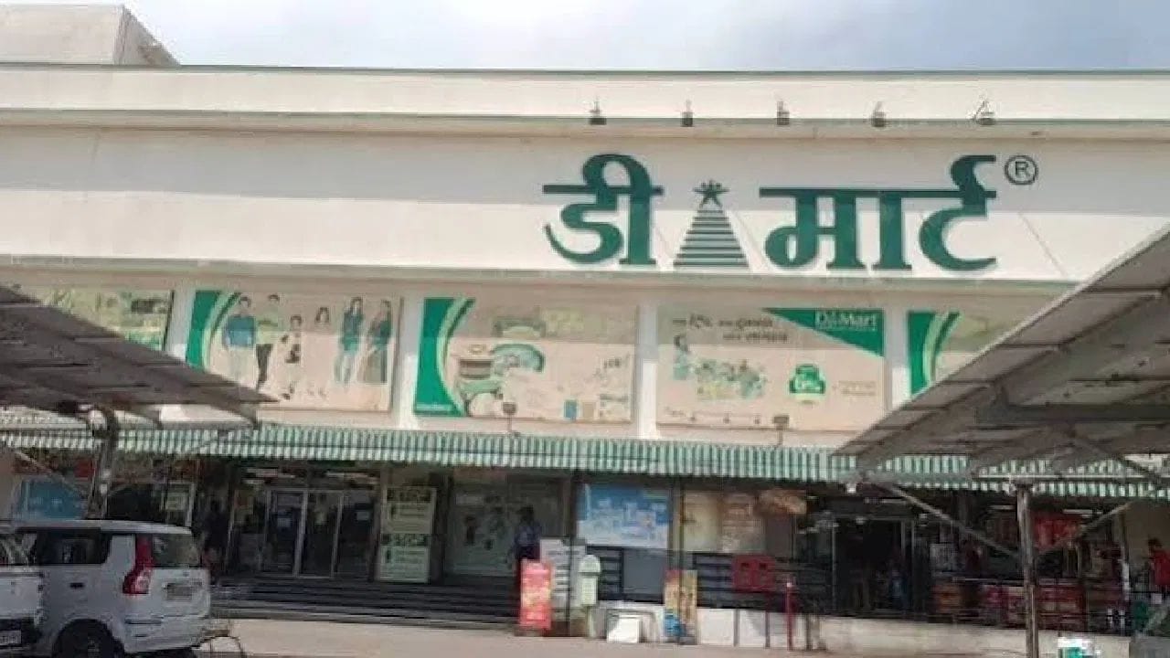 સાડીનો વ્યવસાય અન્ય કપડાં કરતાં ઘણો અલગ છે. સાડીઓમાં ડિઝાઇન, કાપડ, રંગ, પેટર્ન અને ફેશન ટ્રેન્ડ્સની વિશાળ વિવિધતા હોય છે. આ કારણે વિવિધ પ્રકારનો સ્ટોક રાખવો પડે છે, જે માટે વધુ જગ્યા, વધારે રોકાણ અને સતત સ્ટોક મેનેજમેન્ટની જરૂર પડે છે.
