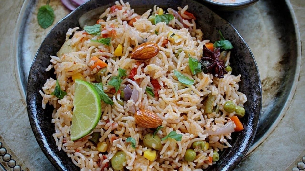 વેજિટેબલ પુલાવ: પુલાવ માટે ડુંગળીનો ઉપયોગ થતો હોય છે, પરંતુ તેના વગર પણ ચોખાને સ્વાદિષ્ટ બનાવી શકાય છે. આ માટે બાસમતી ચોખા સાથે ગાજર, વટાણા, બીન્સ, બટાકા અથવા અન્ય પસંદગીના શાકભાજીનો ઉપયોગ કરો.સૌ પ્રથમ ઘીમાં તેજપાન, તજ, લવિંગ, એલચી અને જીરું સાંતળો. ત્યારબાદ પલાળેલા ચોખા અને શાકભાજી ઉમેરો, જરૂરી પાણી ઉમેરો અને પુલાવને રાંધો. આ પુલાવને રાયતા સાથે પીરસી શકાય છે.